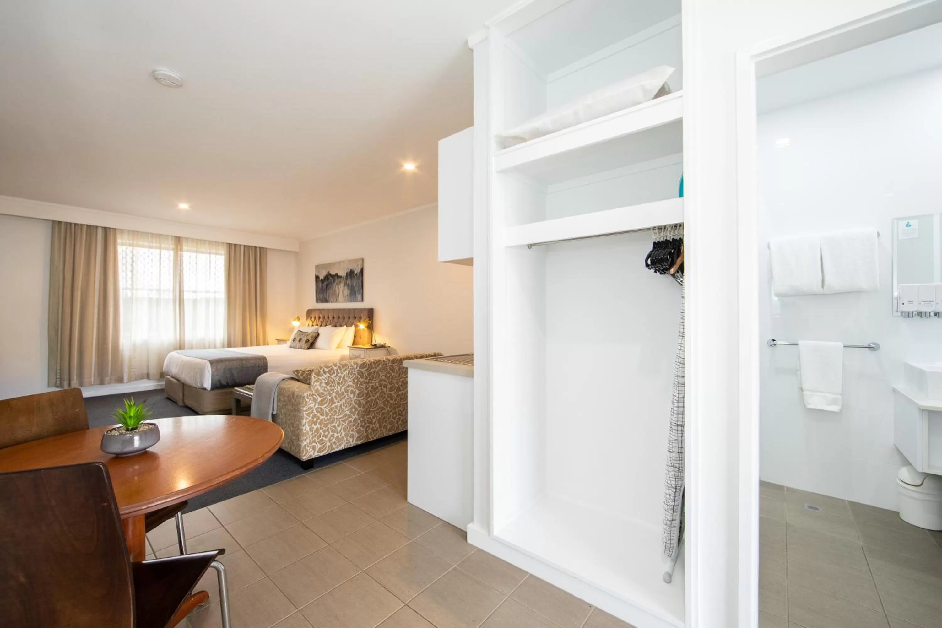 Seating area, Bed in New England Motor Lodge