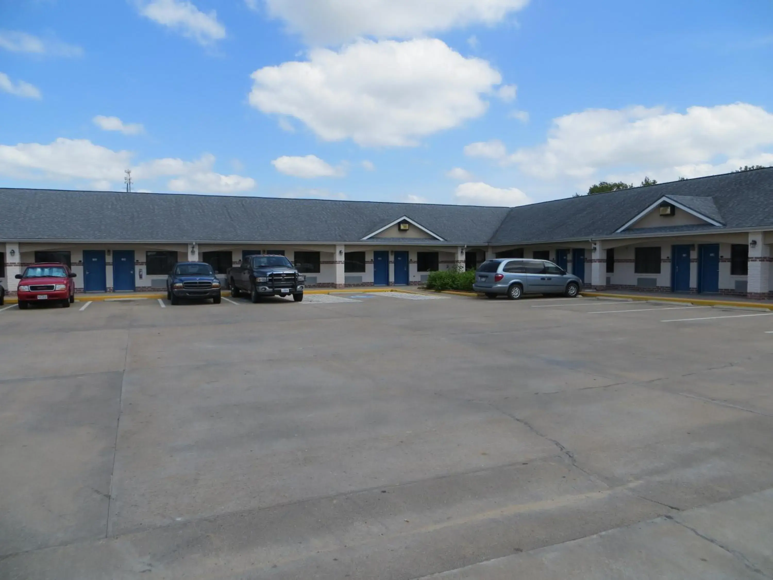 Facade/entrance in Executive Inn & Suites West Columbia Facade/entrance in Executive Inn & Suites West Columbia