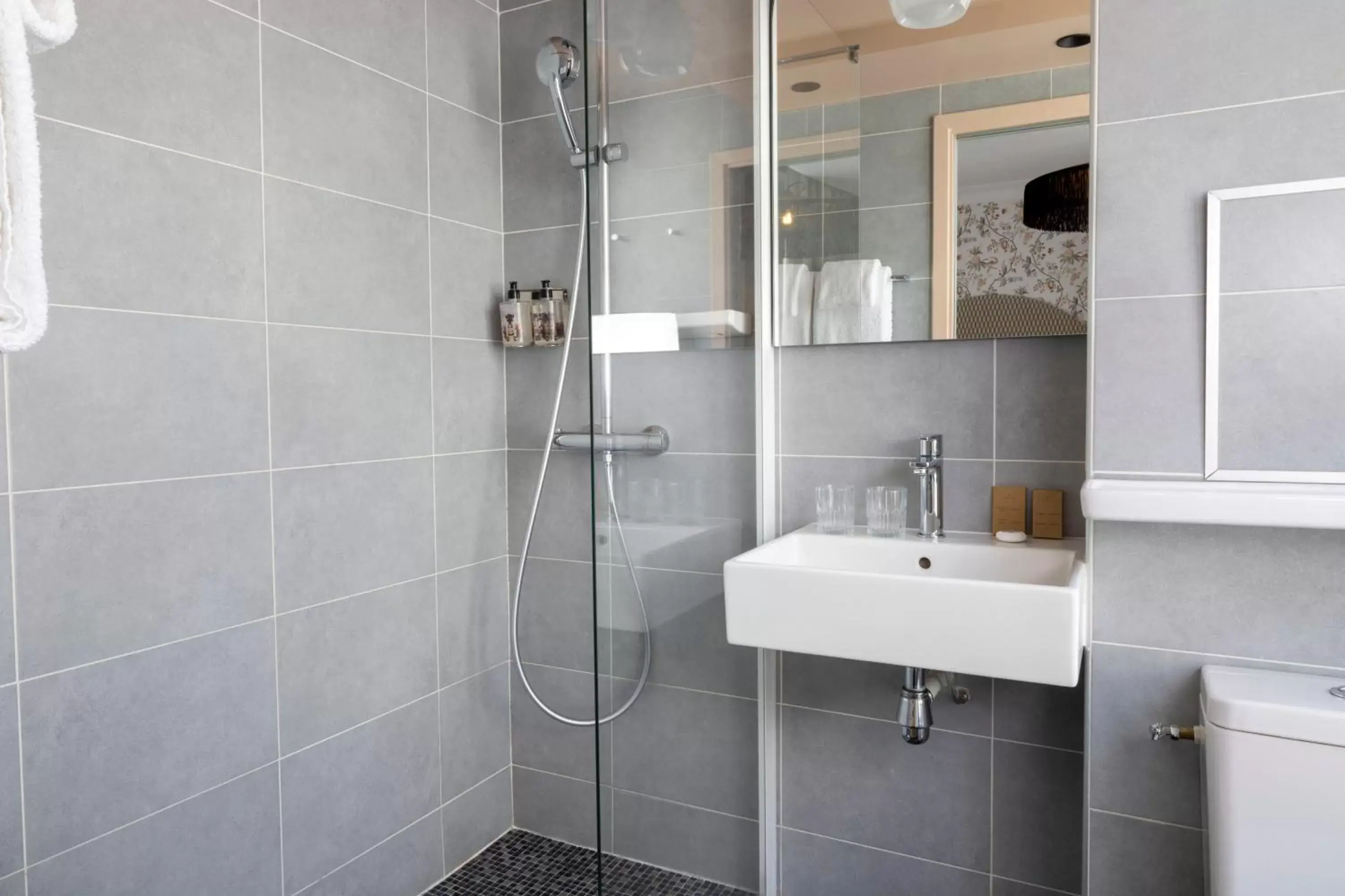 Shower, Bathroom in Hotel Bloum