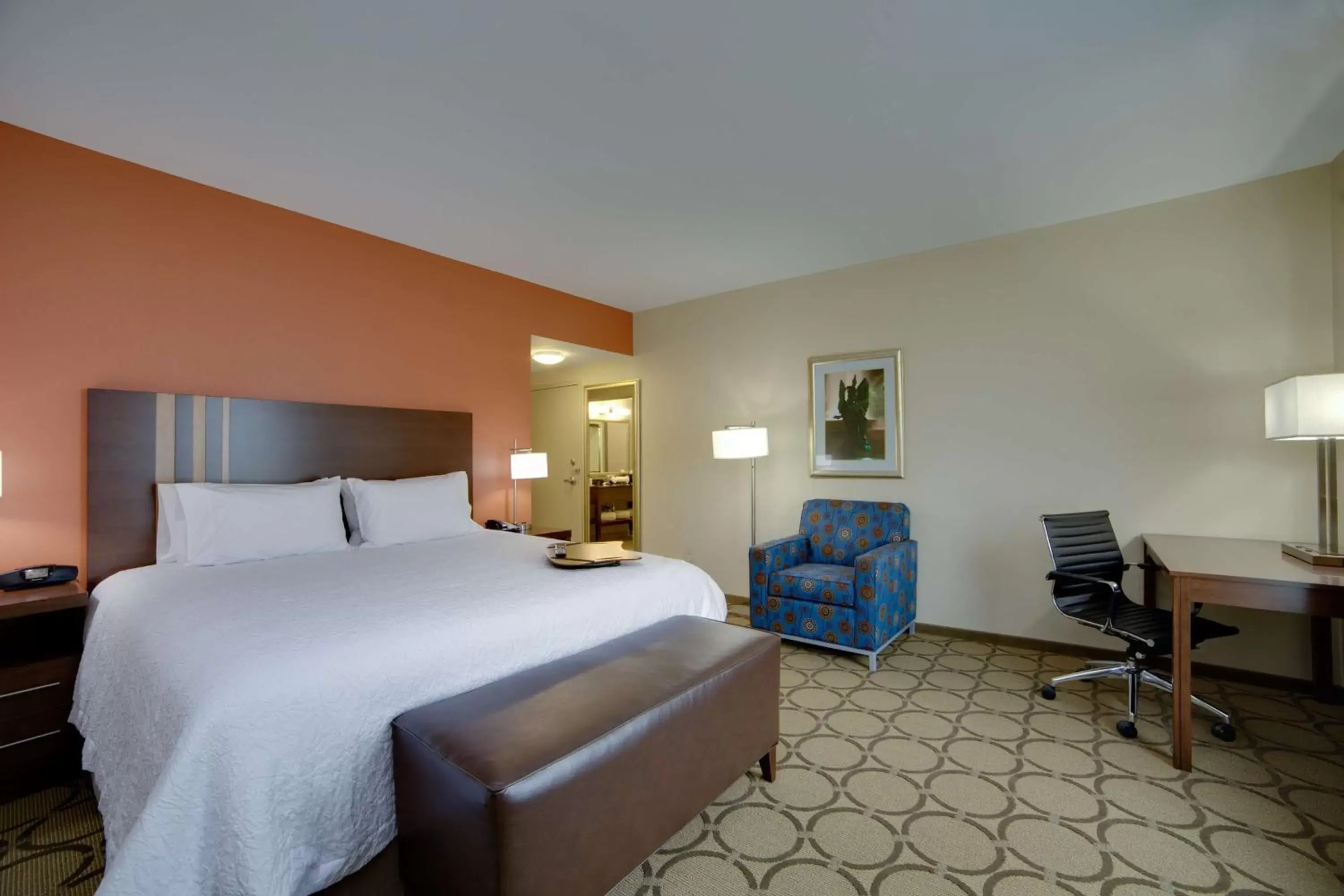 Bedroom in Hampton Inn & Suites Philadelphia/Bensalem