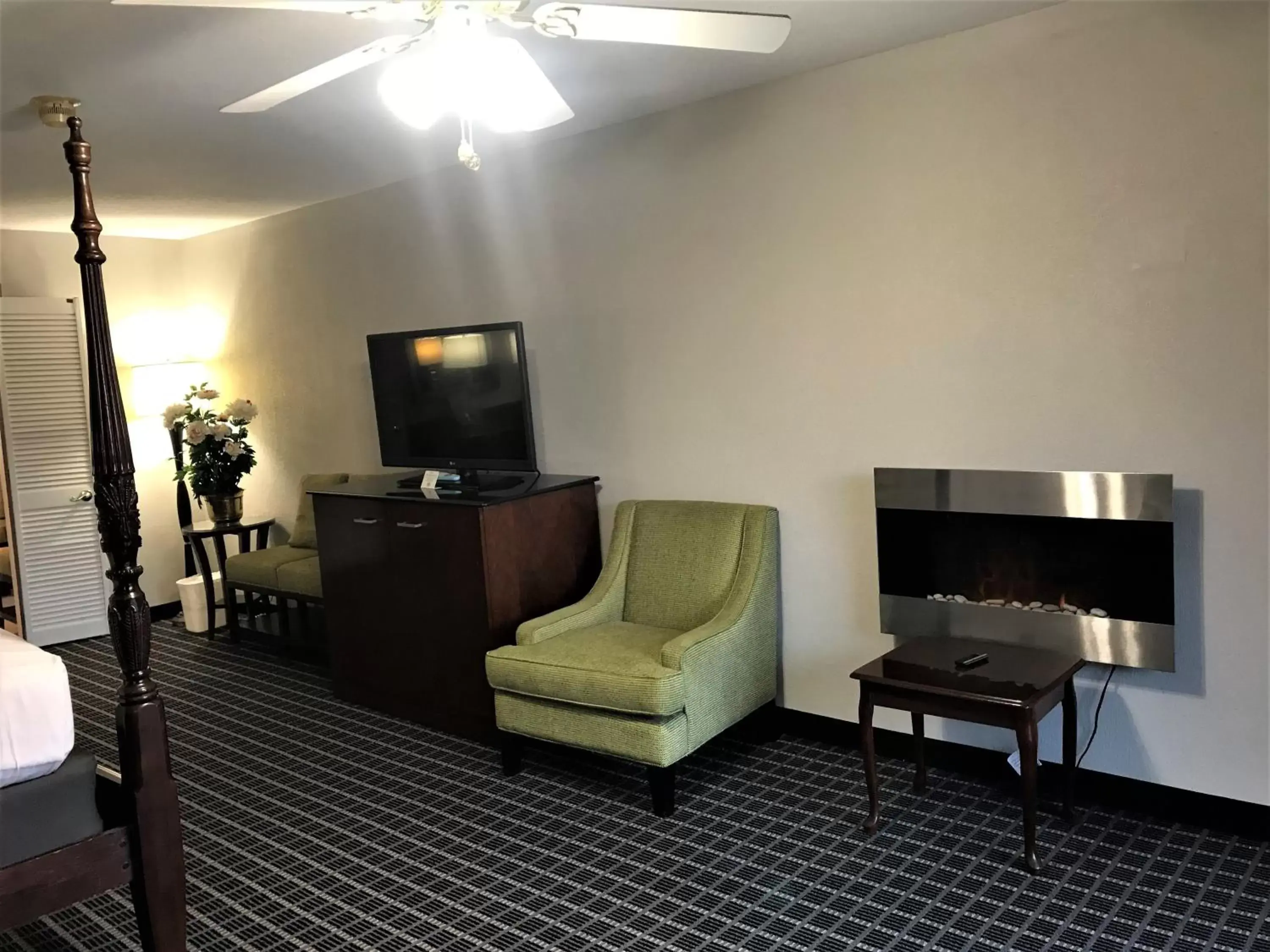 TV and multimedia, TV/Entertainment Center in SureStay Plus Hotel by Best Western Greenwood