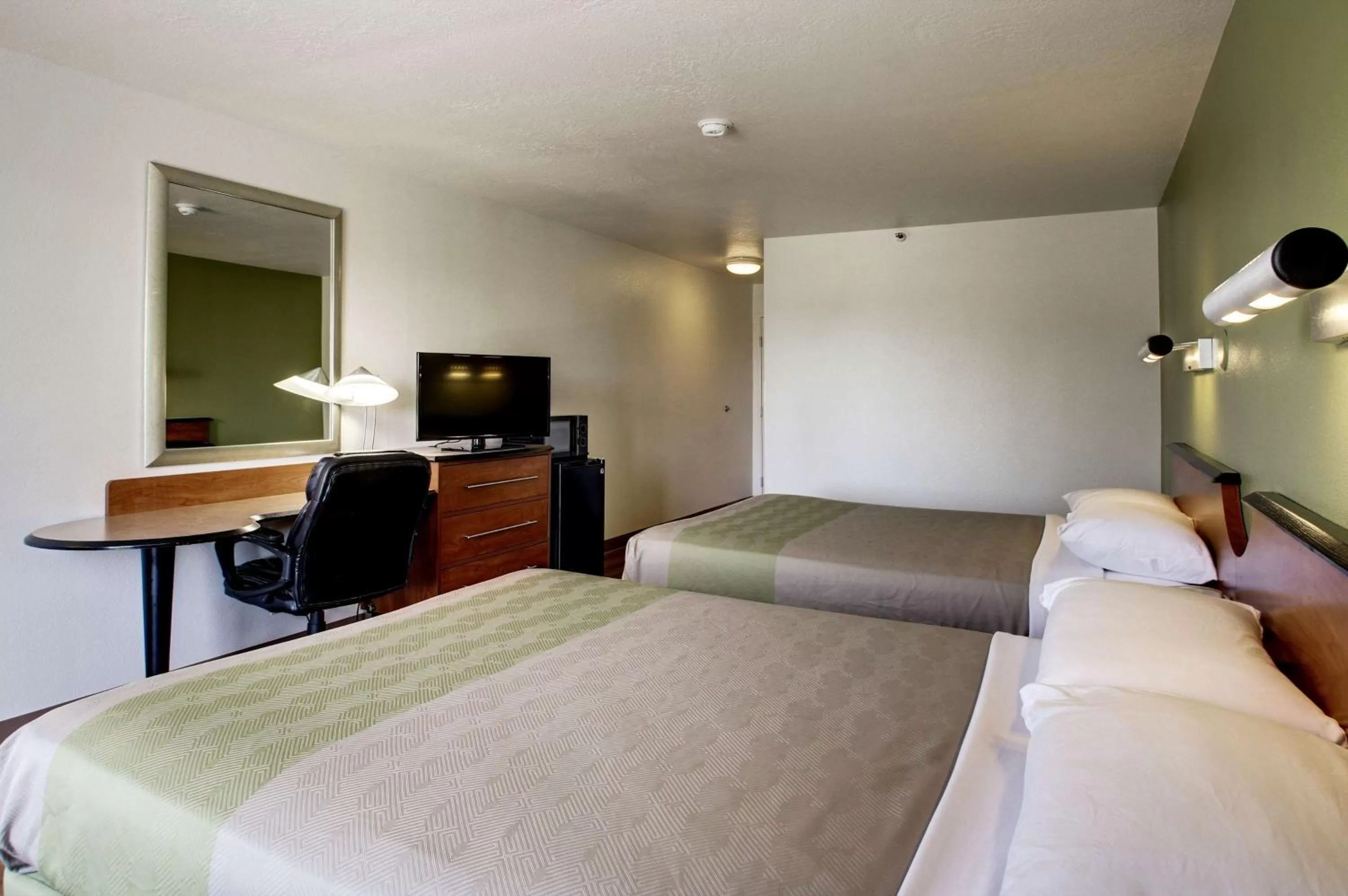 TV and multimedia in Motel 6-Ogden, UT - Riverdale