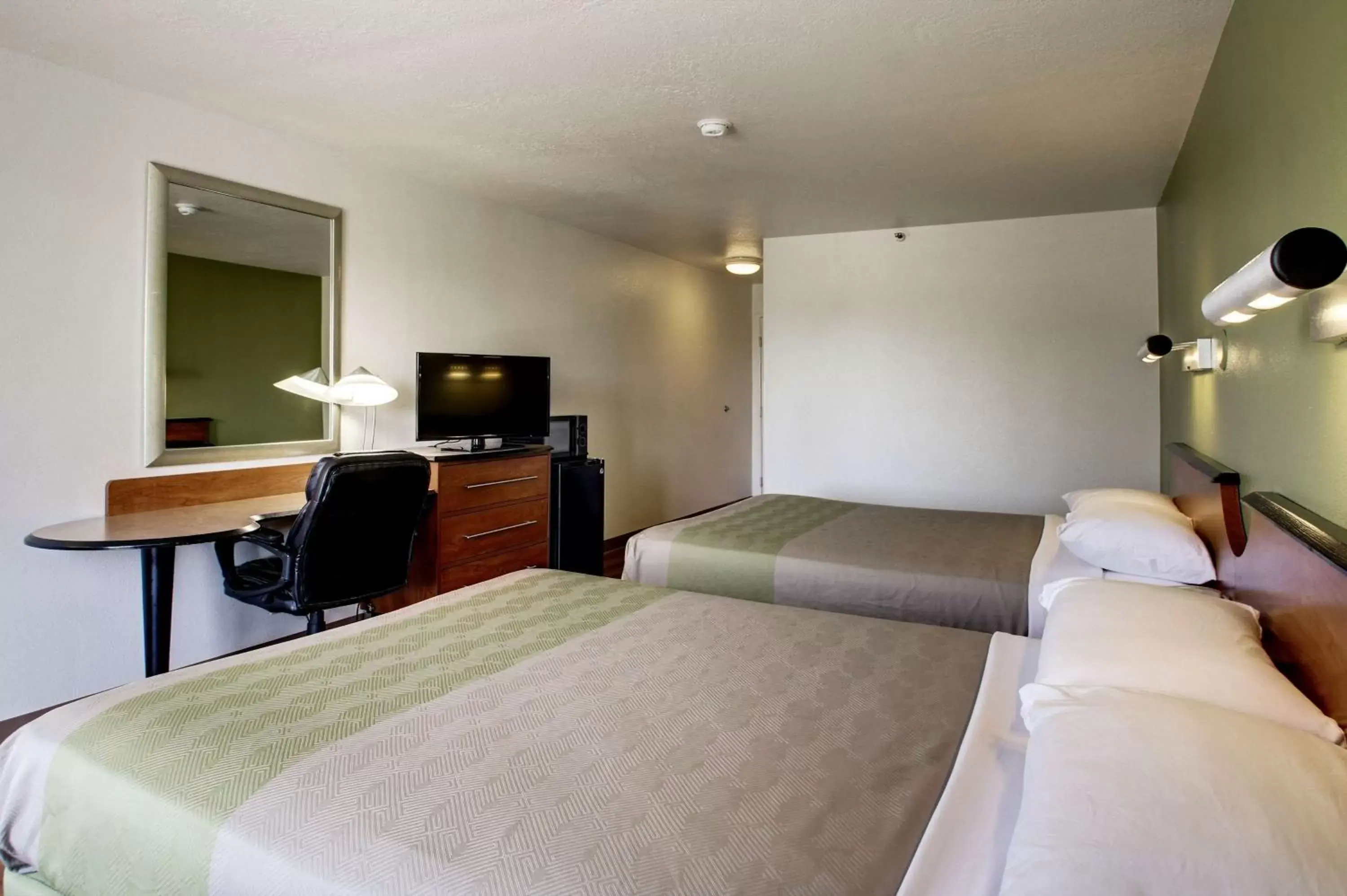 TV and multimedia, Bed in Motel 6-Ogden, UT - Riverdale