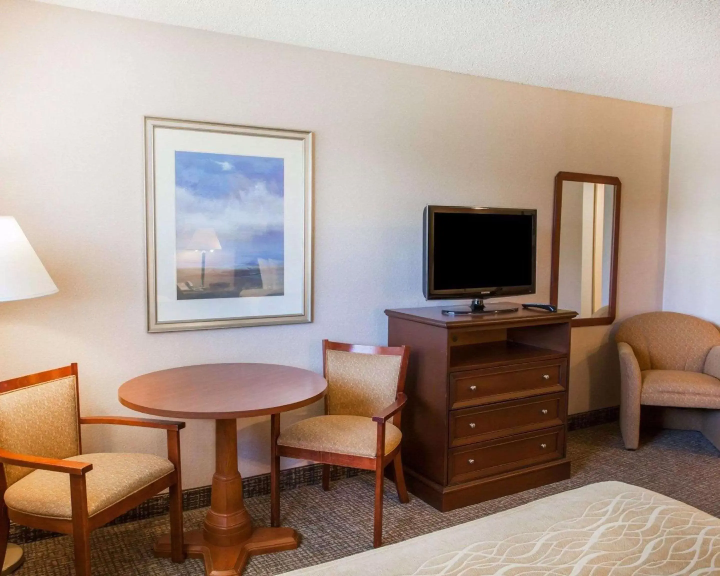 Photo of the whole room, TV/Entertainment Center in Comfort Inn Kirkland