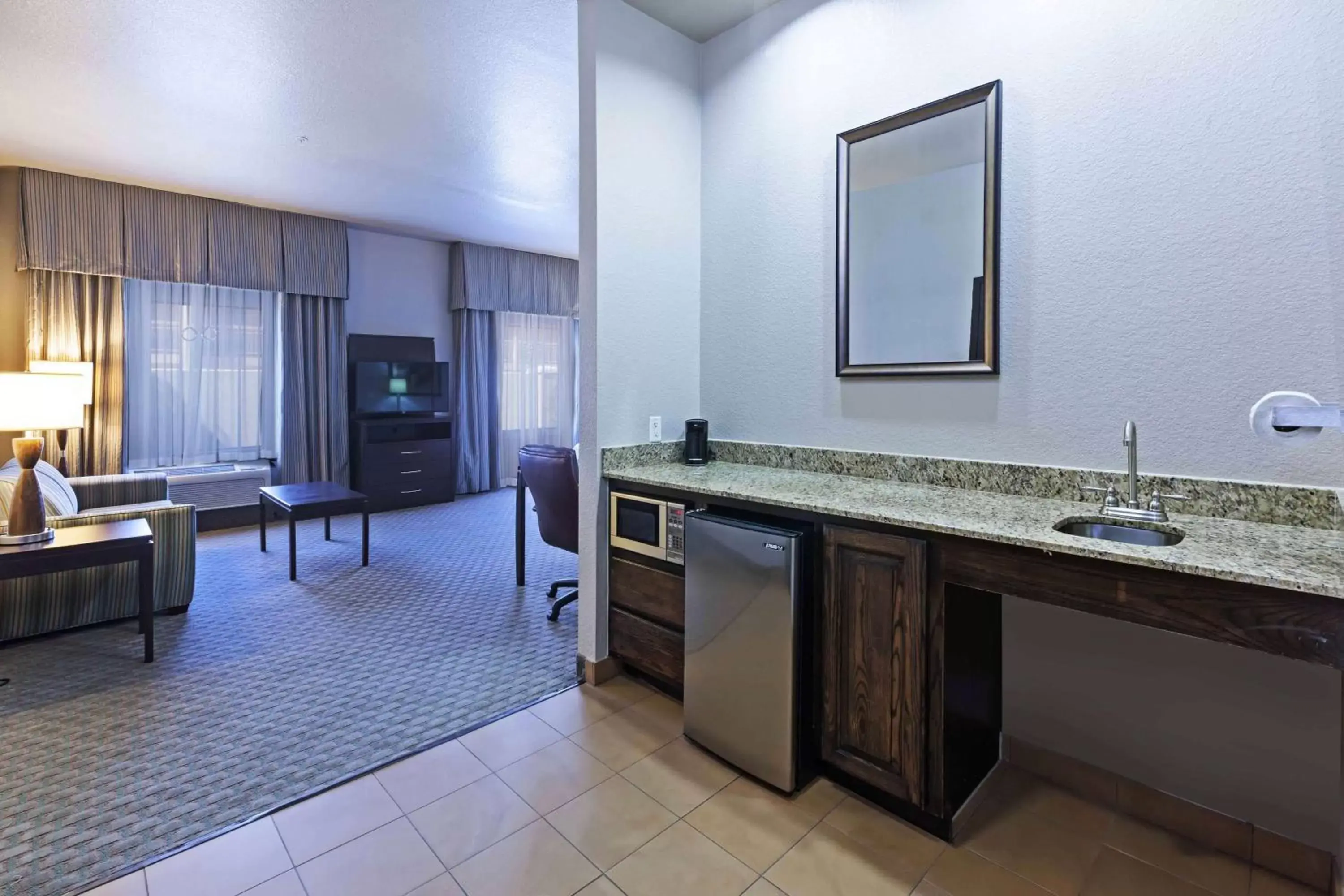 Bed, Kitchen/Kitchenette in Hampton Inn and Suites Lake Jackson-Clute