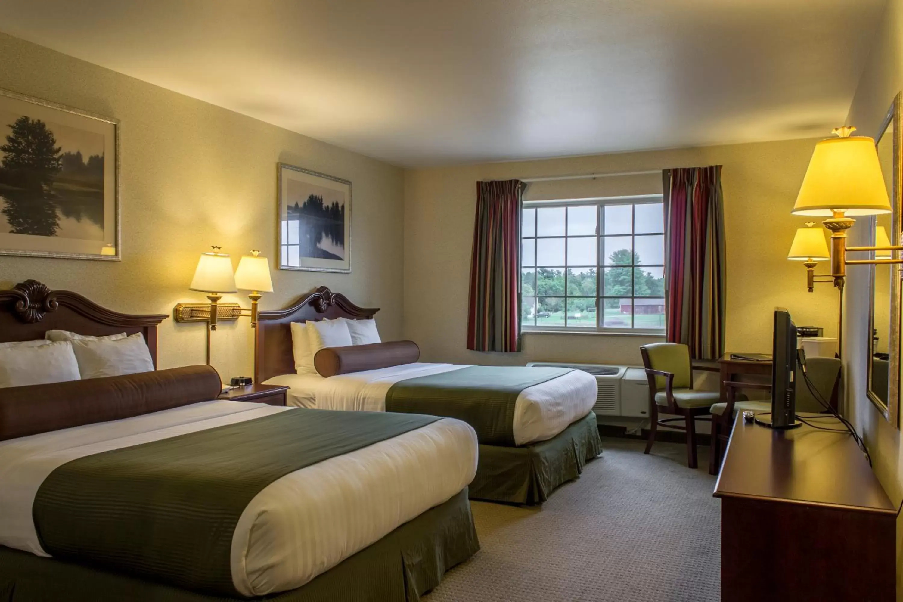 TV and multimedia in Boarders Inn & Suites by Cobblestone Hotels - Shawano