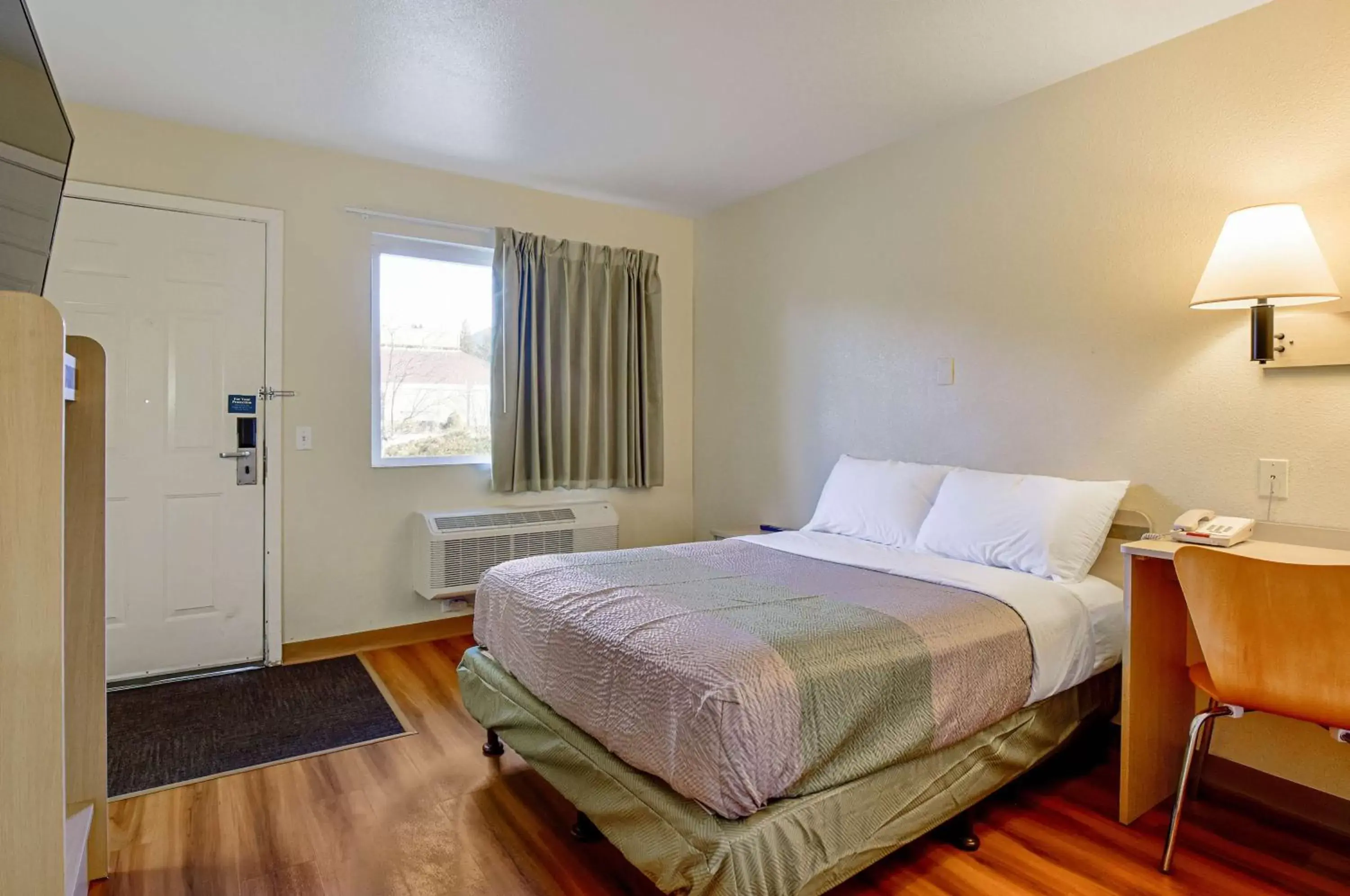 TV and multimedia, Bed in Motel 6-South Lake Tahoe, CA