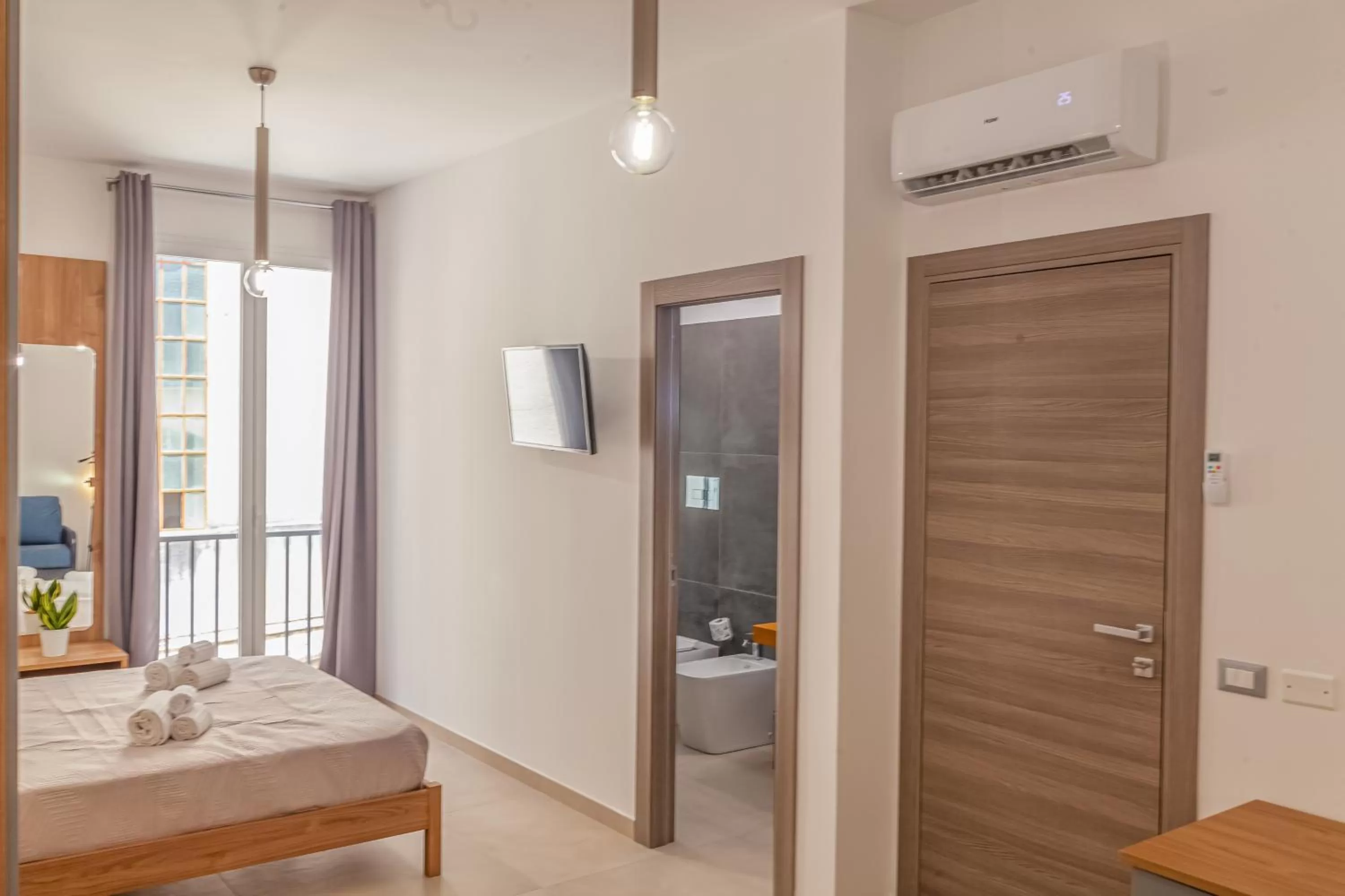 TV and multimedia, Bathroom in Isgrò Rooms