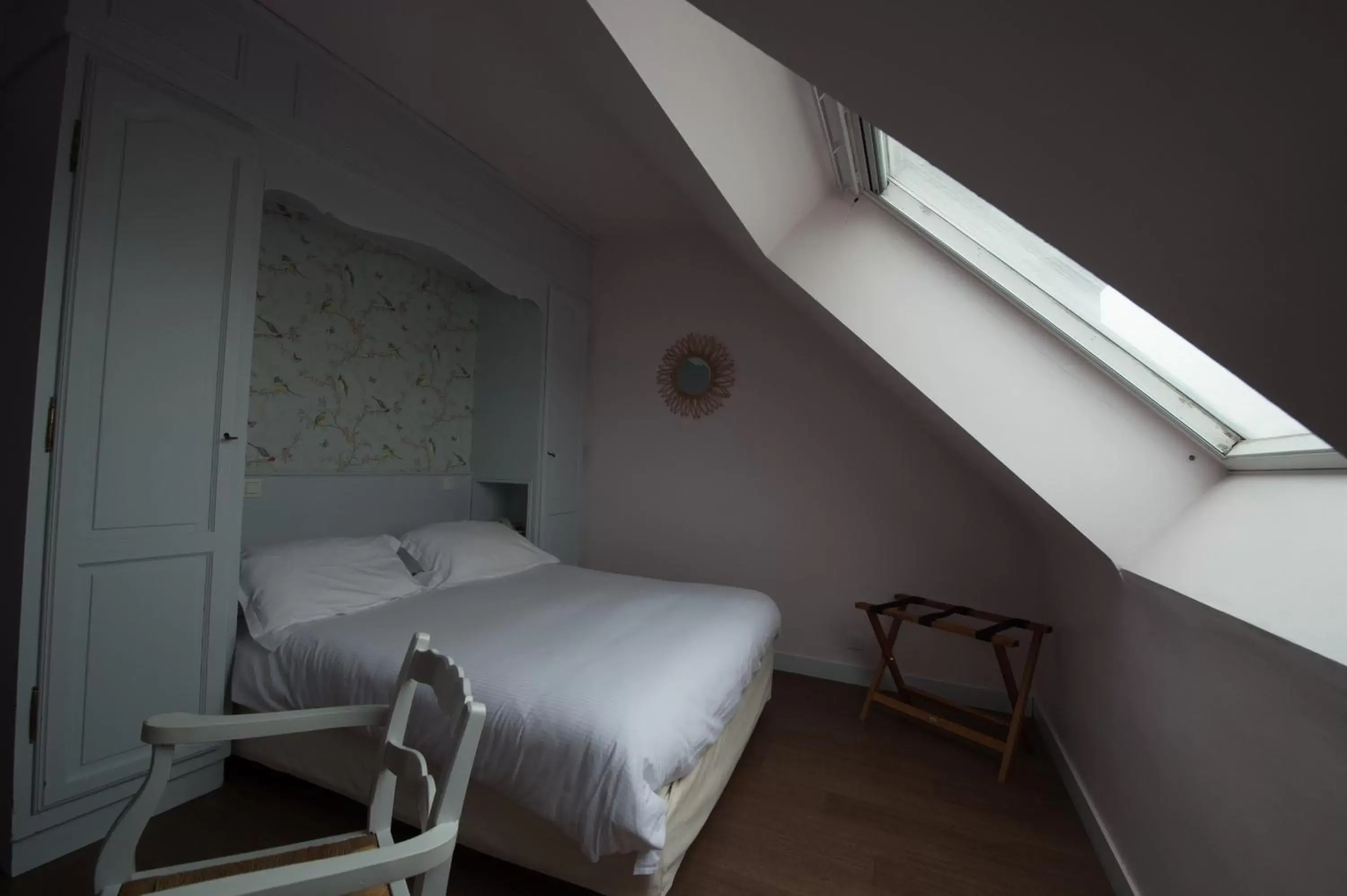 Photo of the whole room, Bed in The Originals City, Hôtel Armen Le Triton, Roscoff (Inter-Hotel)