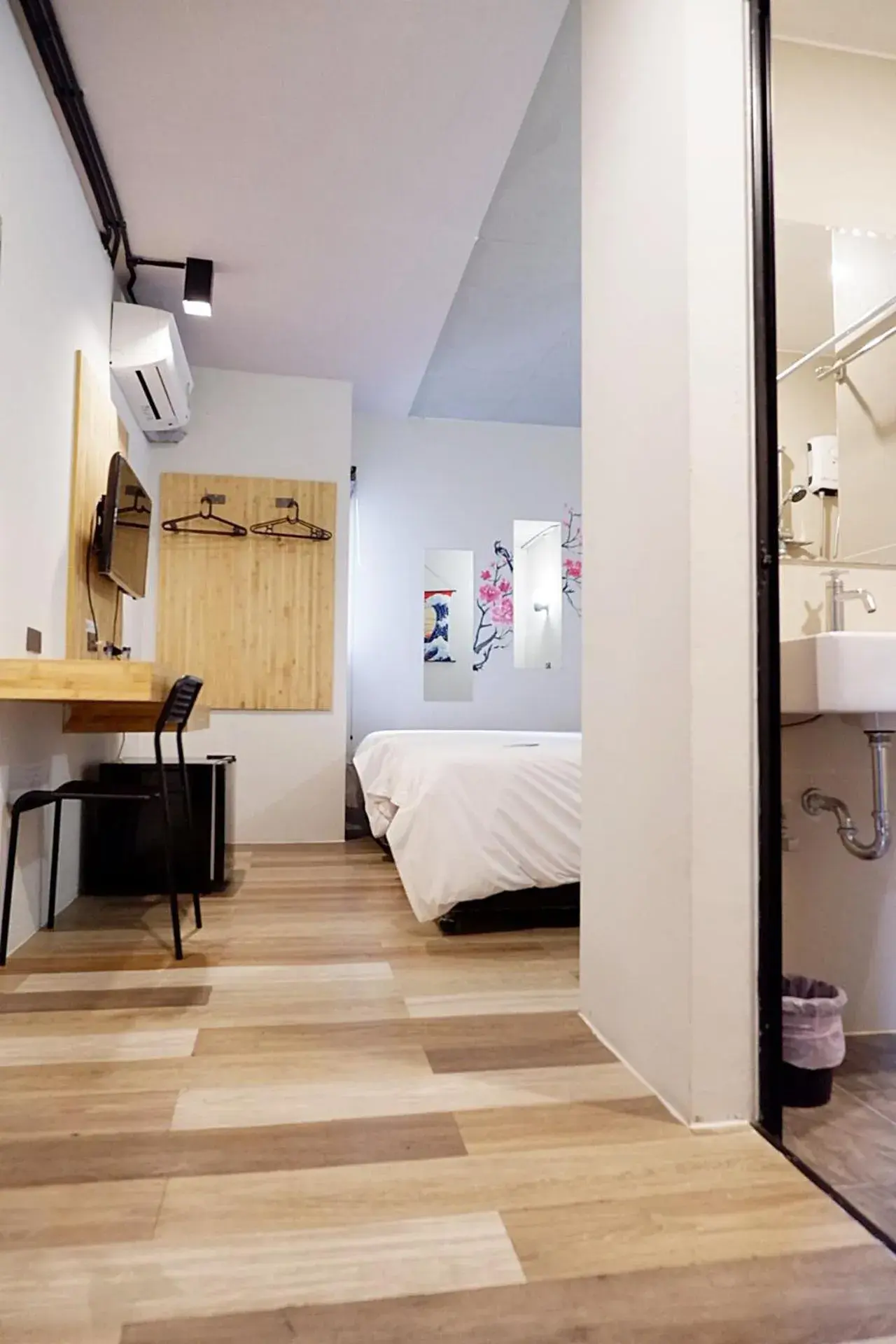 Photo of the whole room, Bed in Izen Plus Budget Hotel & Residence Photo of the whole room, Bed in Izen Plus Budget Hotel & Residence