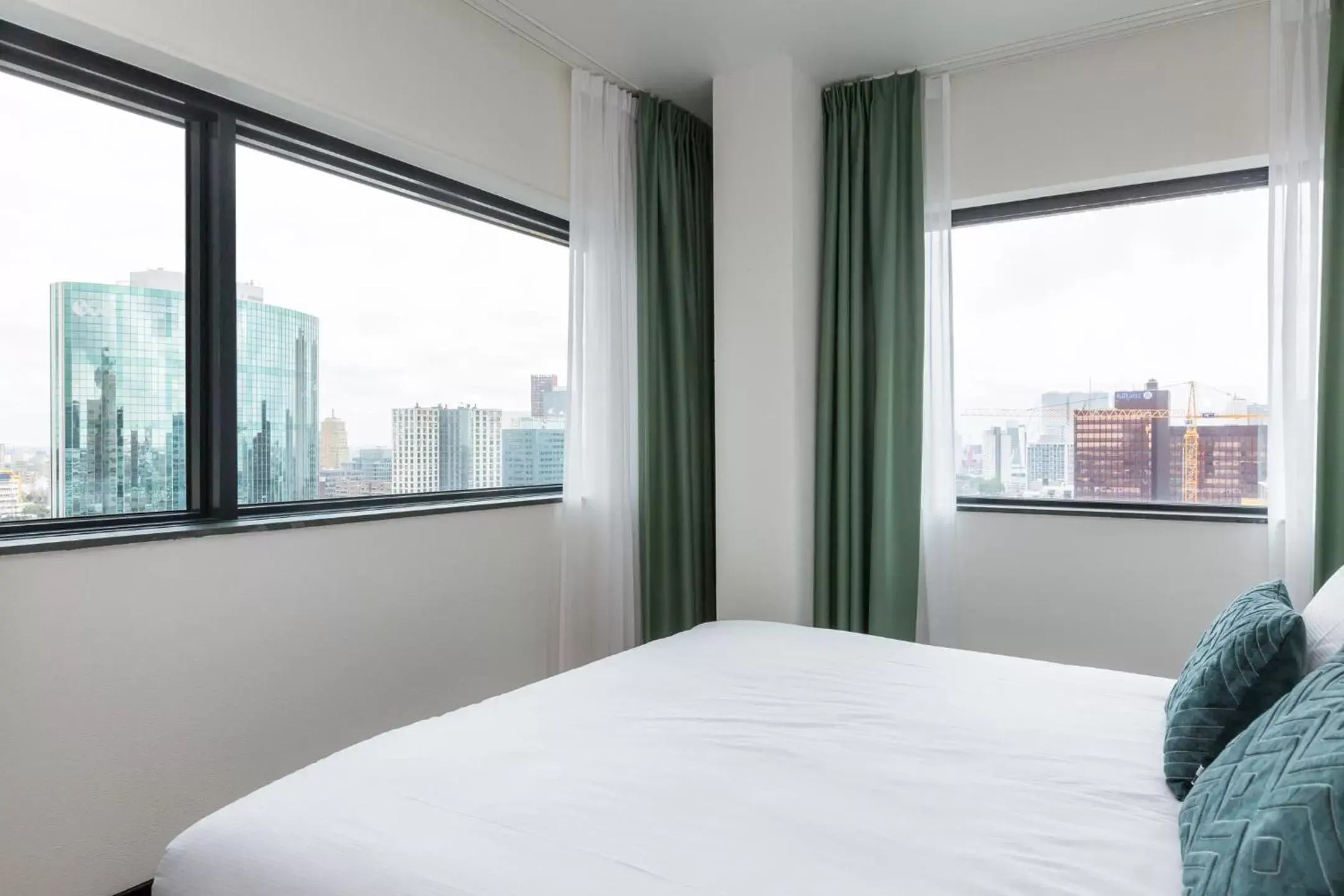 Bed, City View in The James Rotterdam