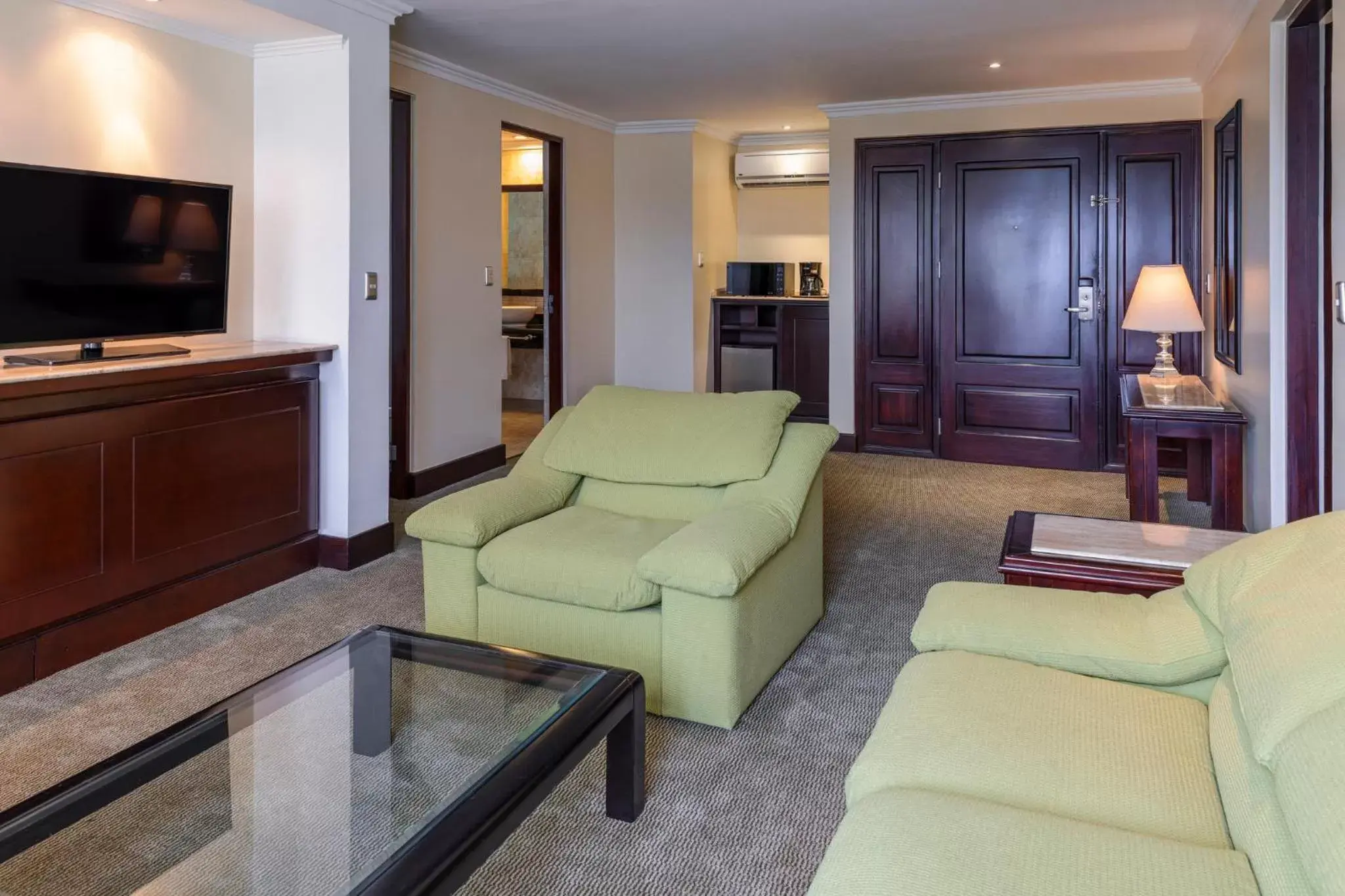 Bedroom, Seating Area in Crowne Plaza San Jose La Sabana, an IHG Hotel