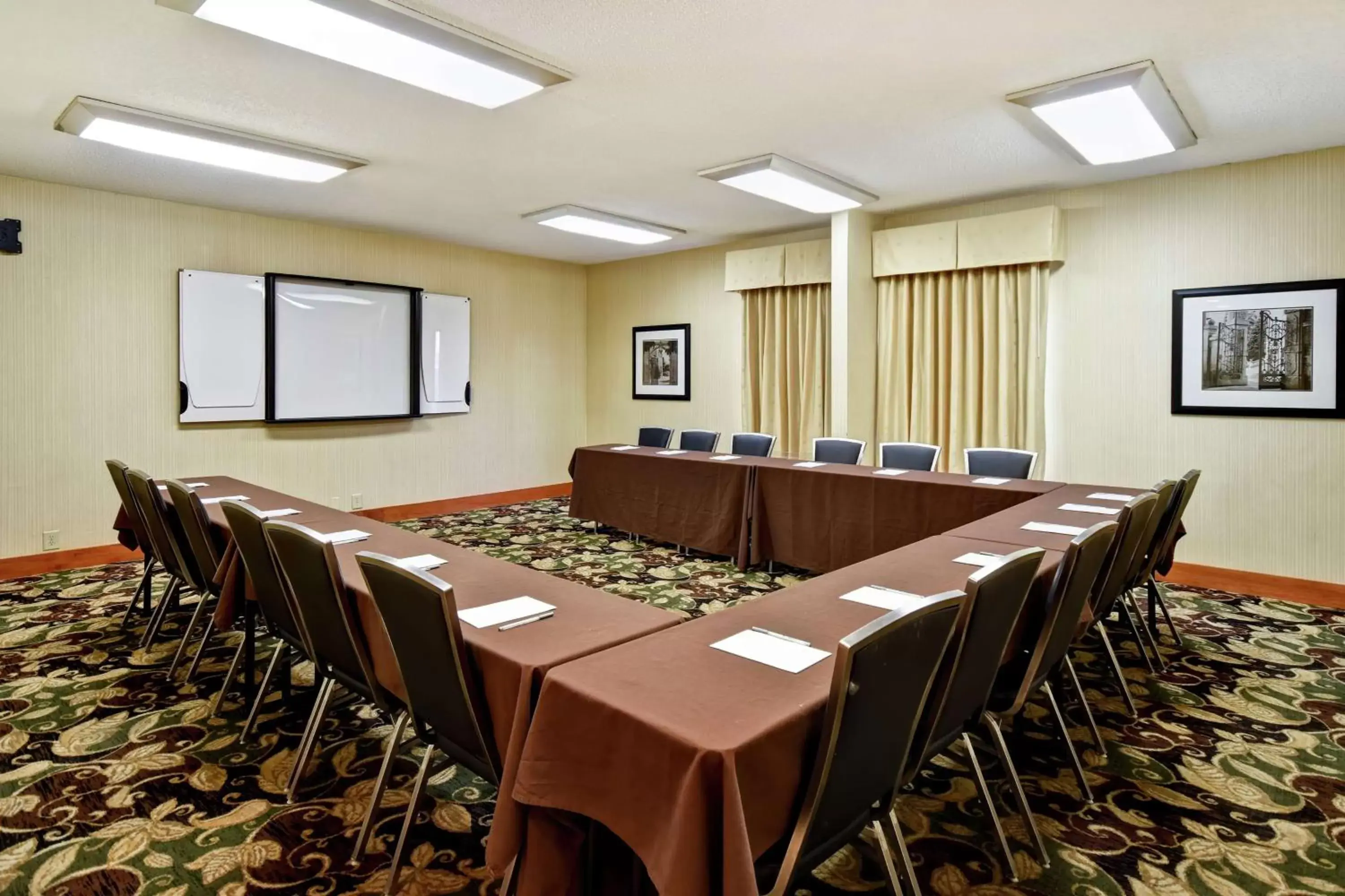 Meeting/conference room in Hampton Inn St. Louis - Westport