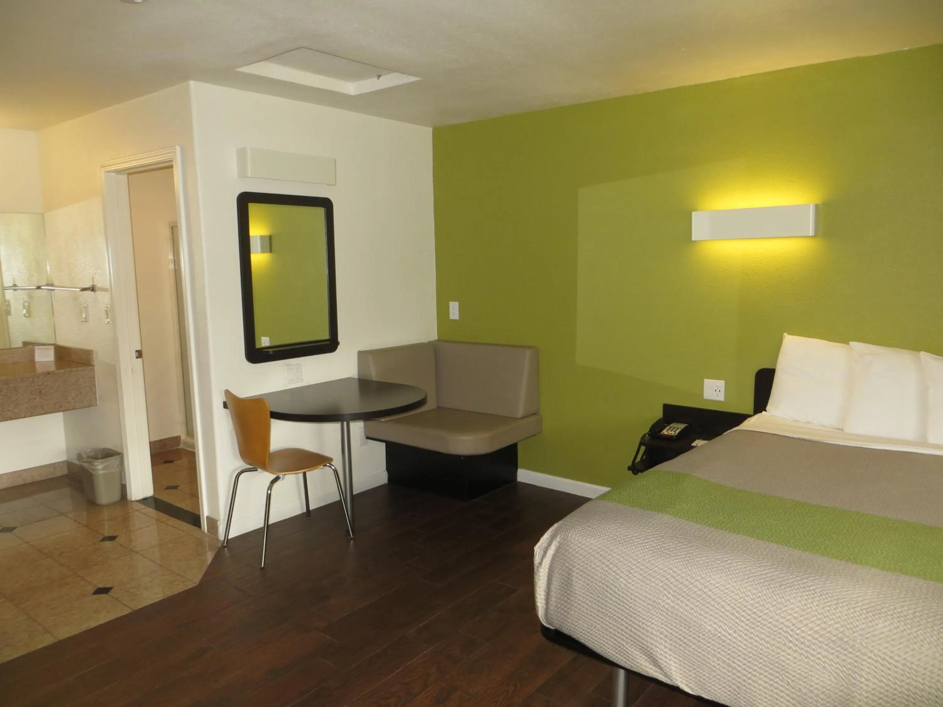 Bed in Fisherman's Cove Inn