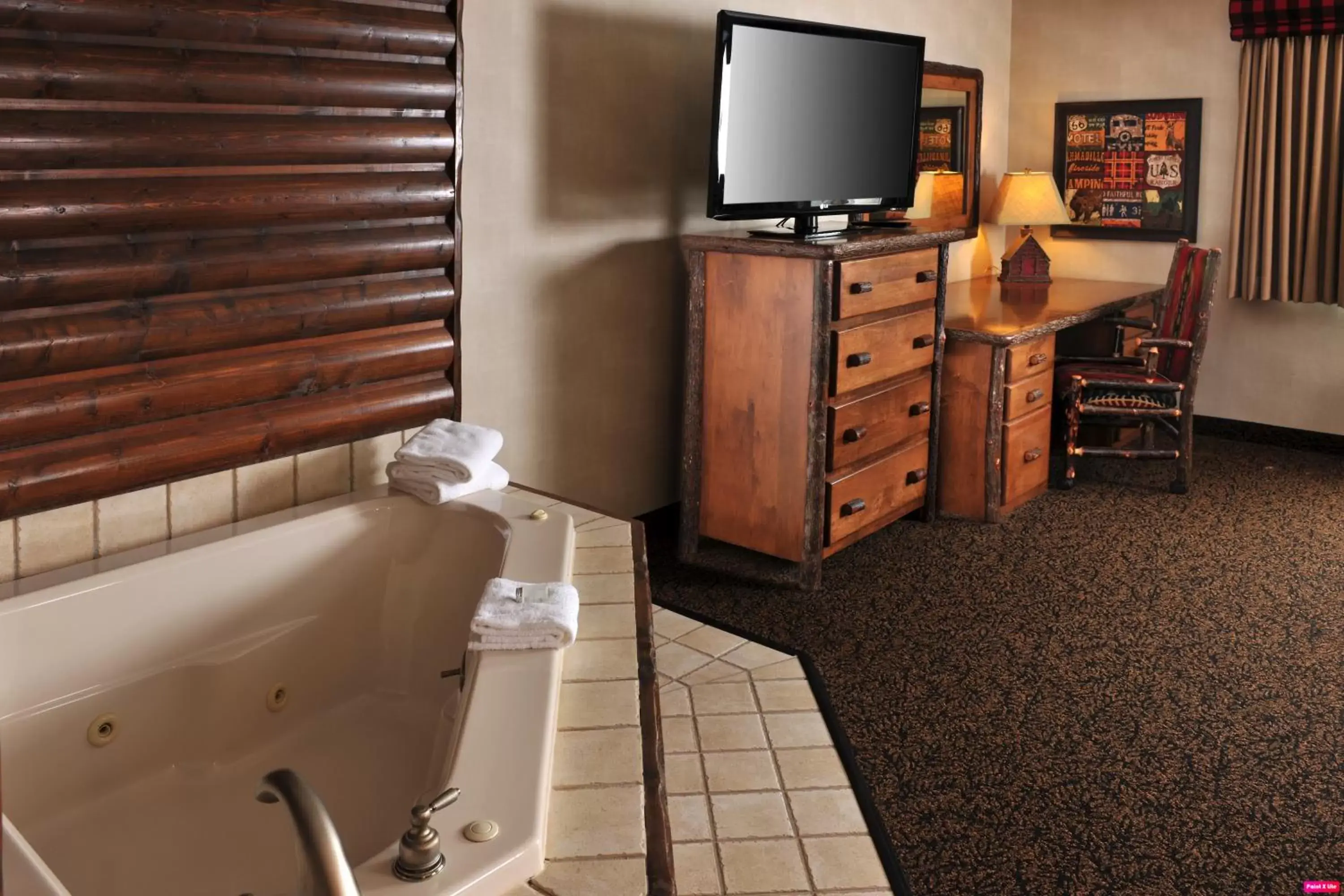 Hot Tub, TV/Entertainment Center in Stoney Creek Hotel Des Moines - Johnston