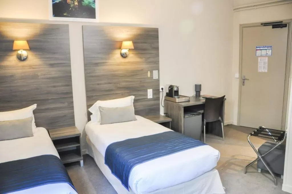 Photo of the whole room, Bed in Hôtel Calavita Rooftop & Spa