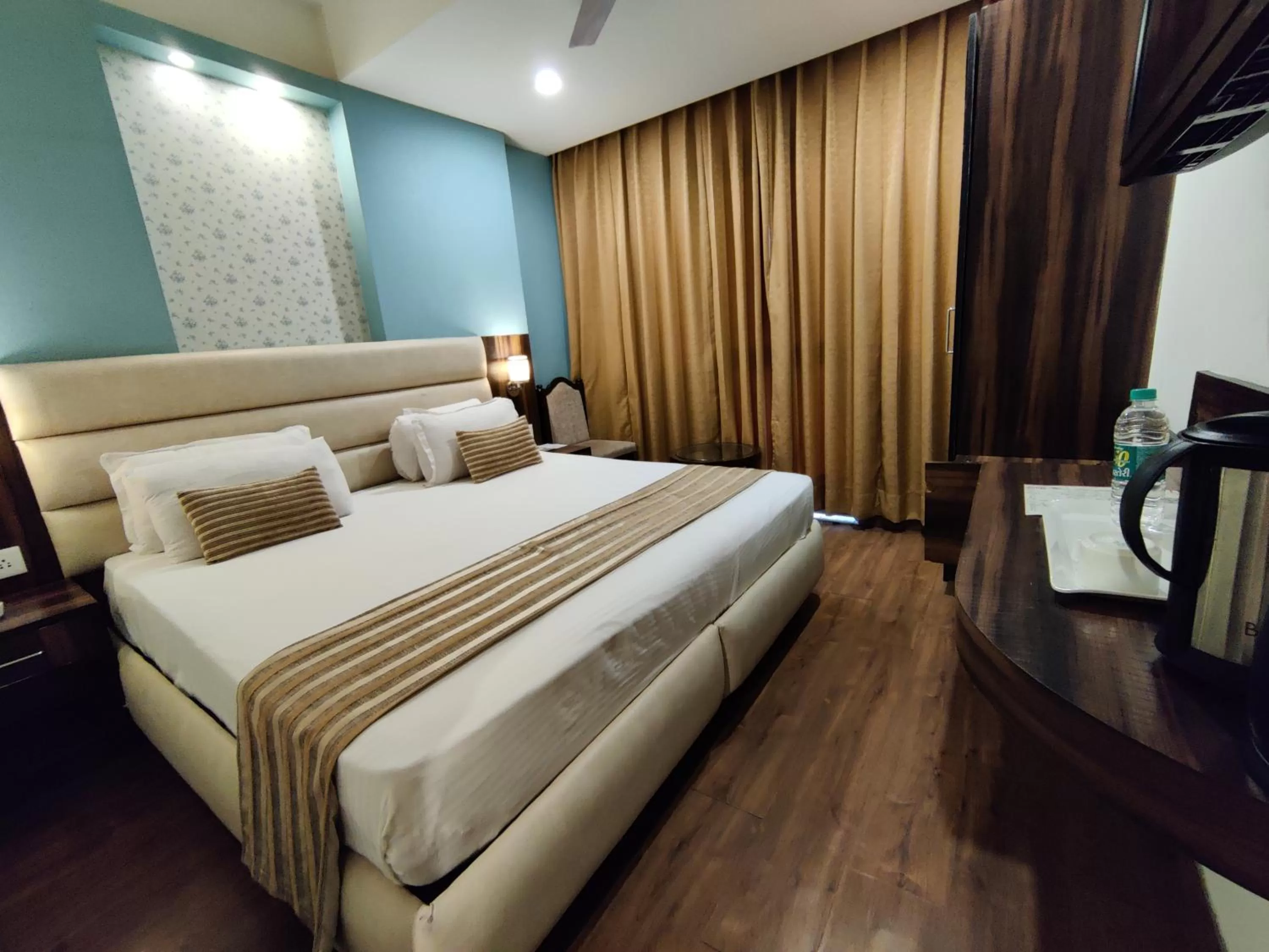 Bedroom, Bed in Hotel Shiva Continental