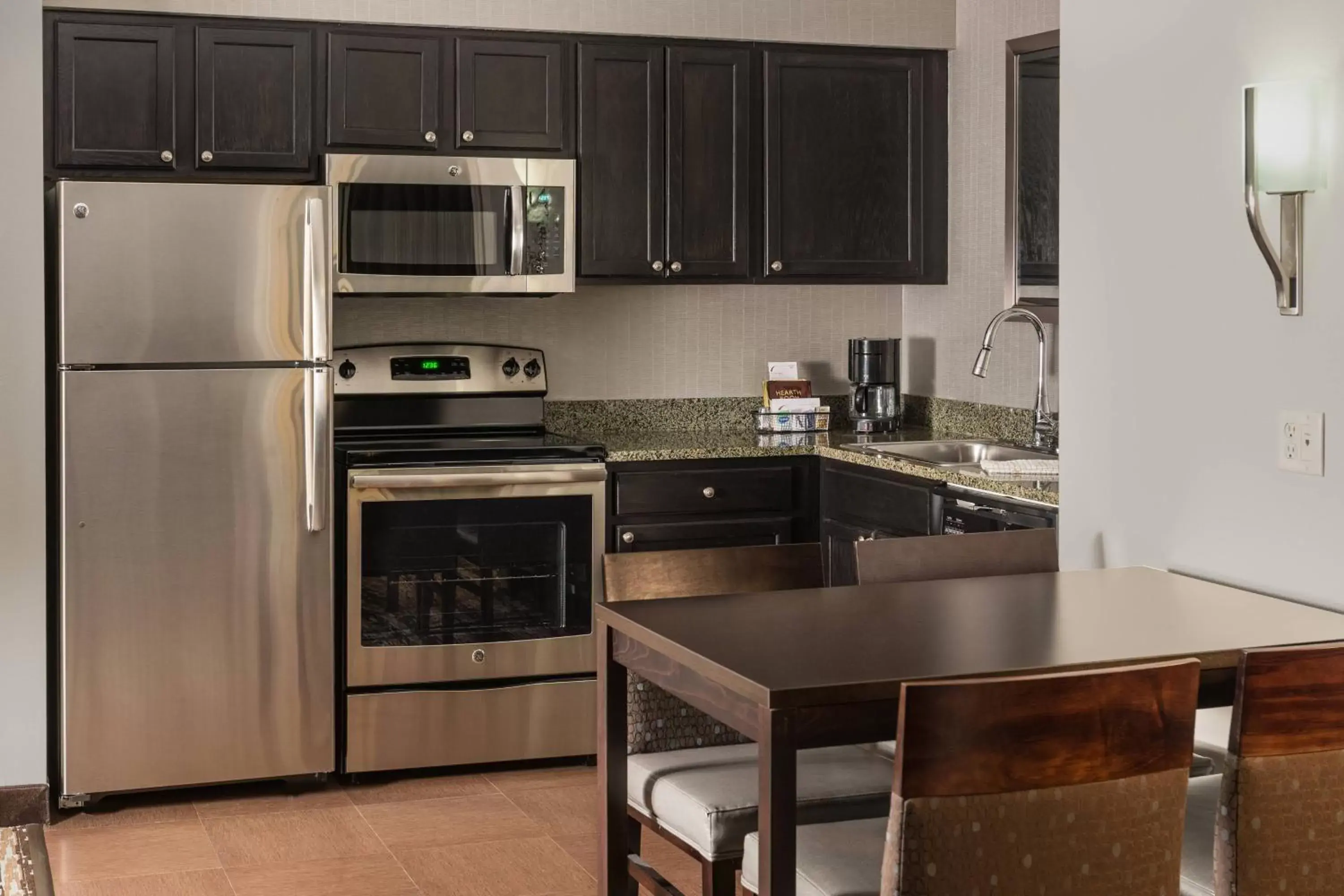 Kitchen or kitchenette, Kitchen/Kitchenette in Residence Inn Boston Franklin