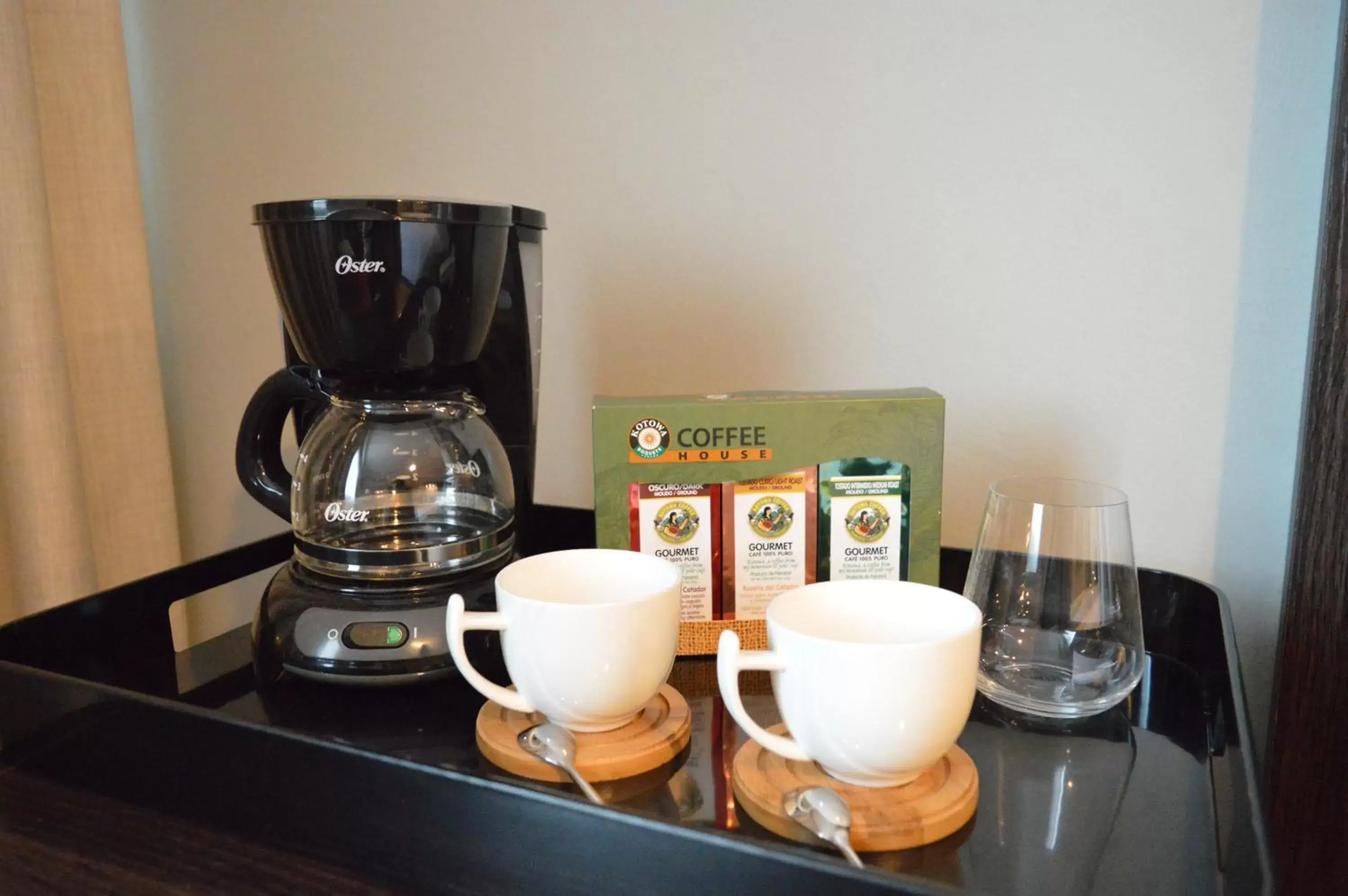 Coffee/tea facilities in Aranjuez Hotel & Suites