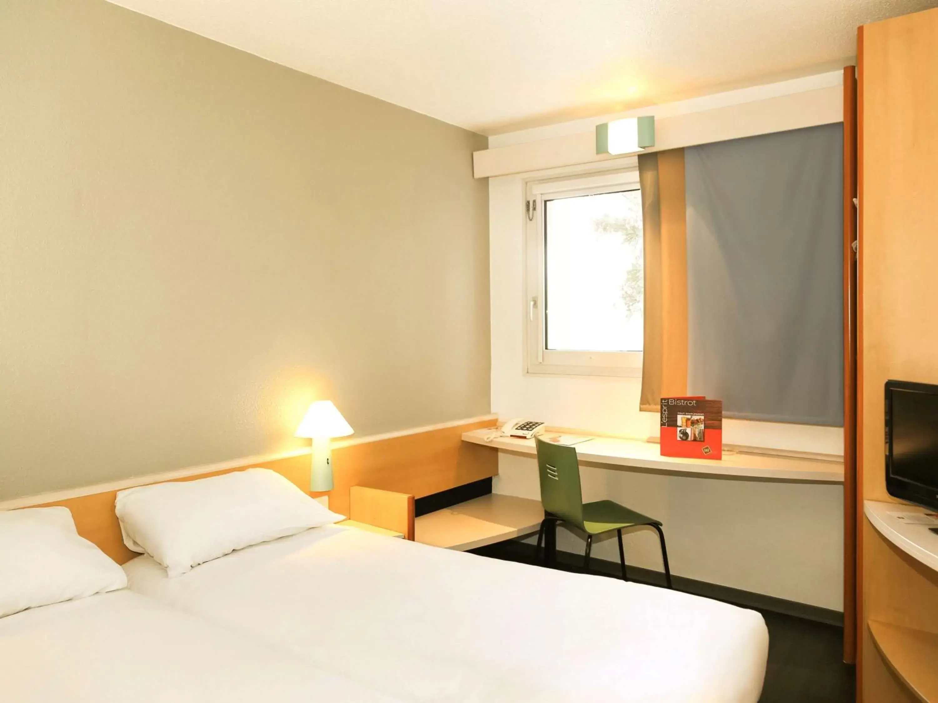 Photo of the whole room, Bed in ibis Orange Centre