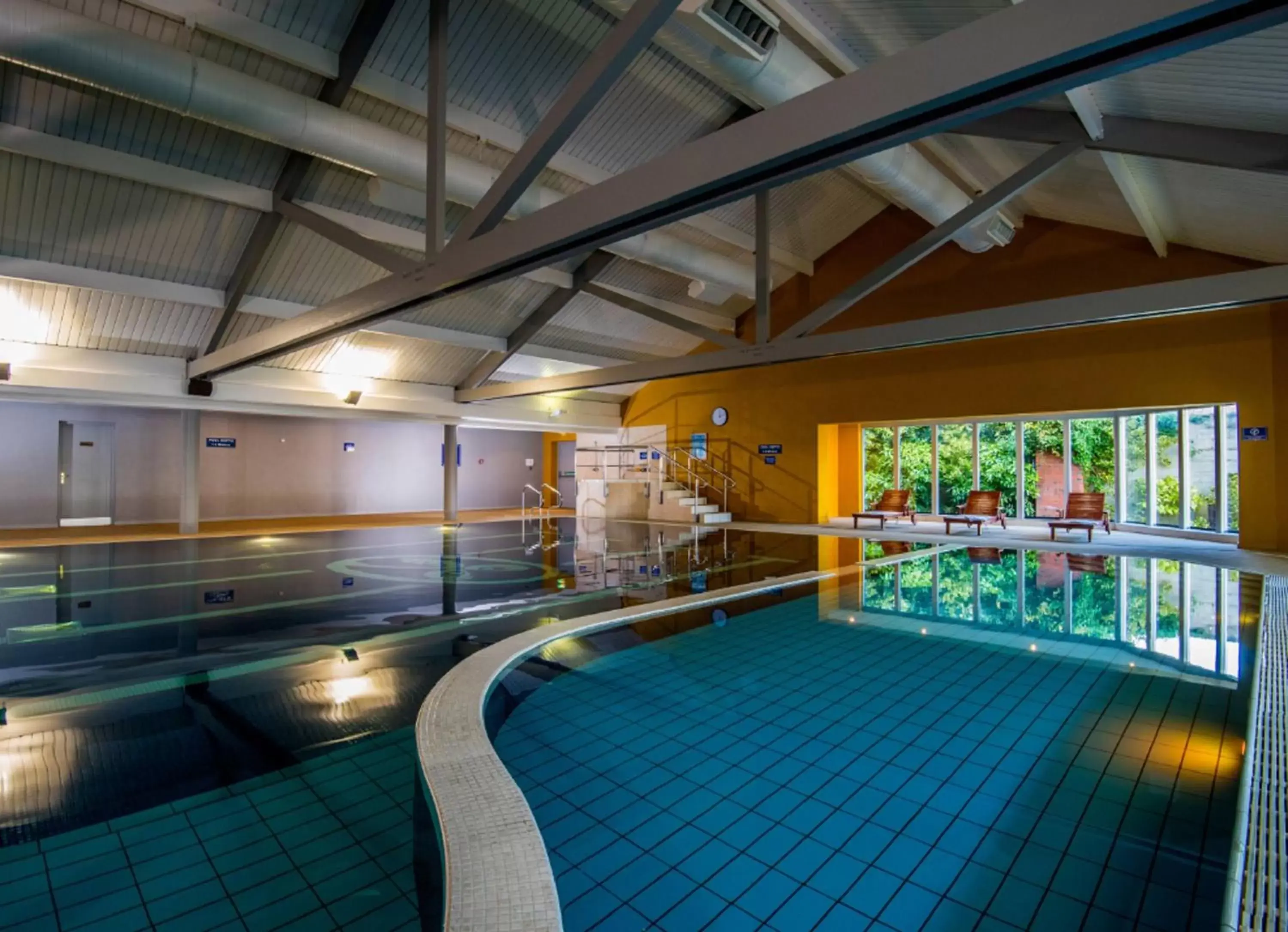 Swimming Pool in Midlands Park Hotel