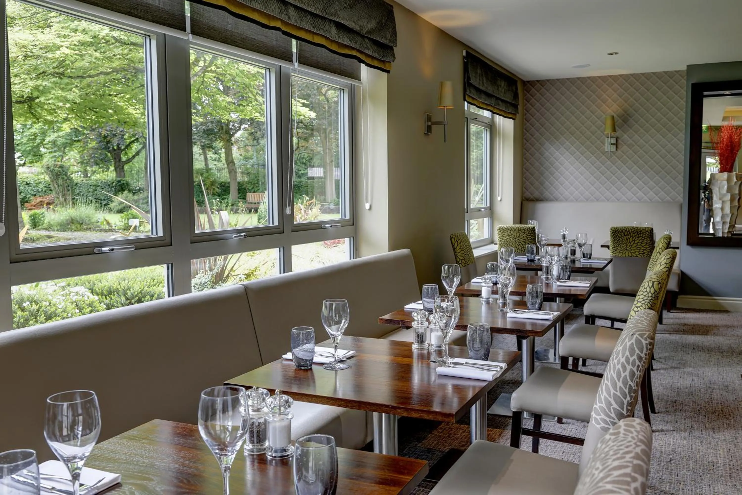 Dining area in Best Western Plus Pinewood Manchester Airport-Wilmslow Hotel