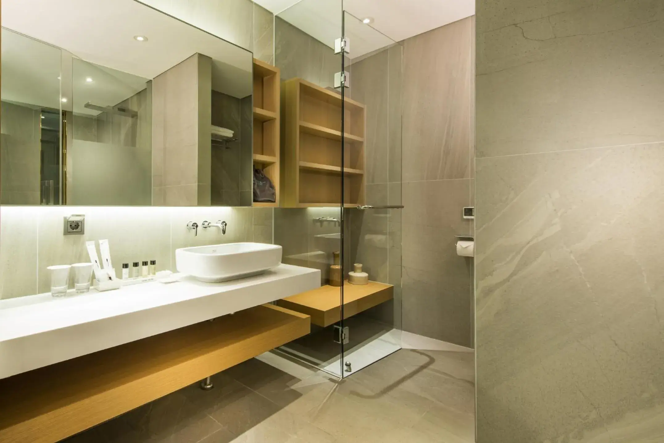 Shower, Bathroom in Hotel Peyto Gangnam