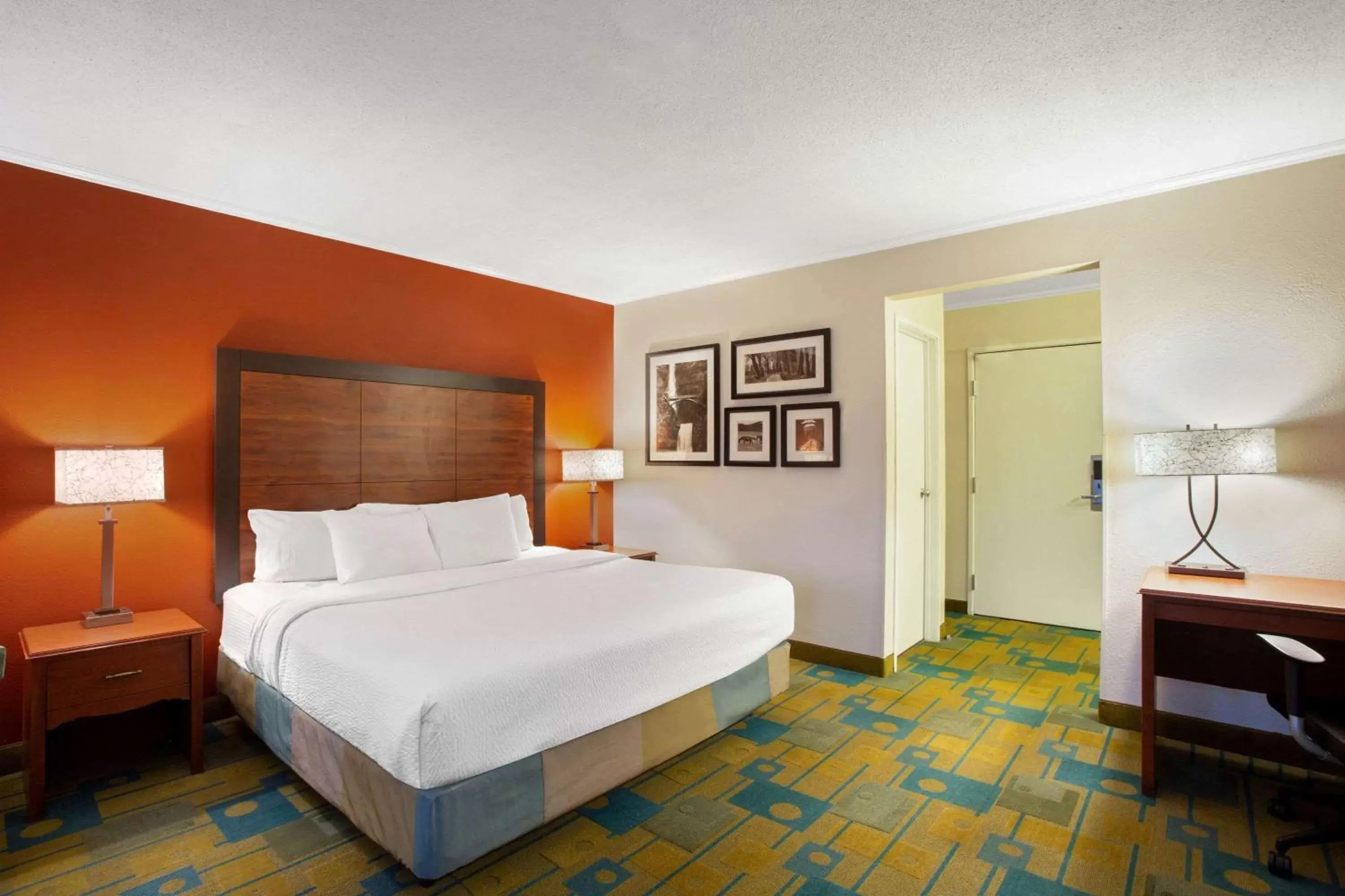 Photo of the whole room, Bed in La Quinta Inn by Wyndham Auburn Worcester