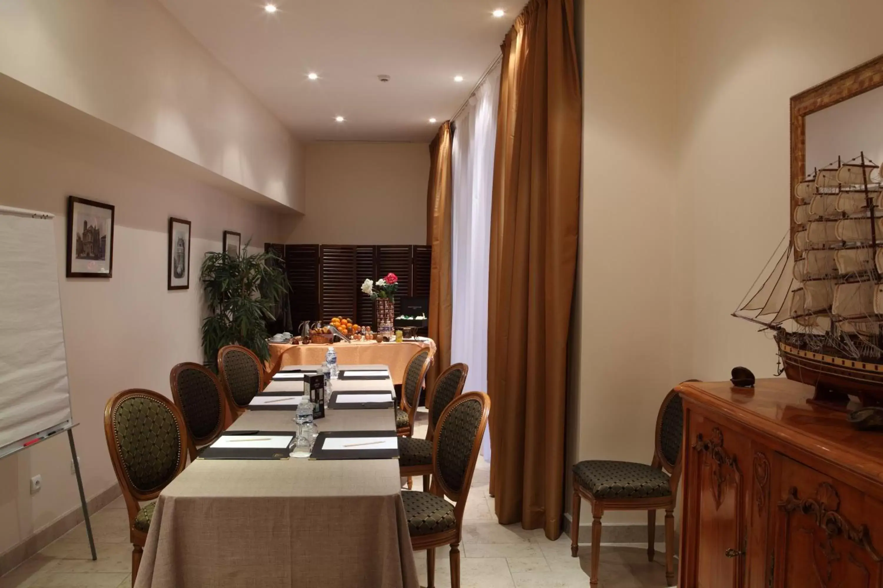 Business facilities, Restaurant/Places to Eat in Amiral Hôtel
