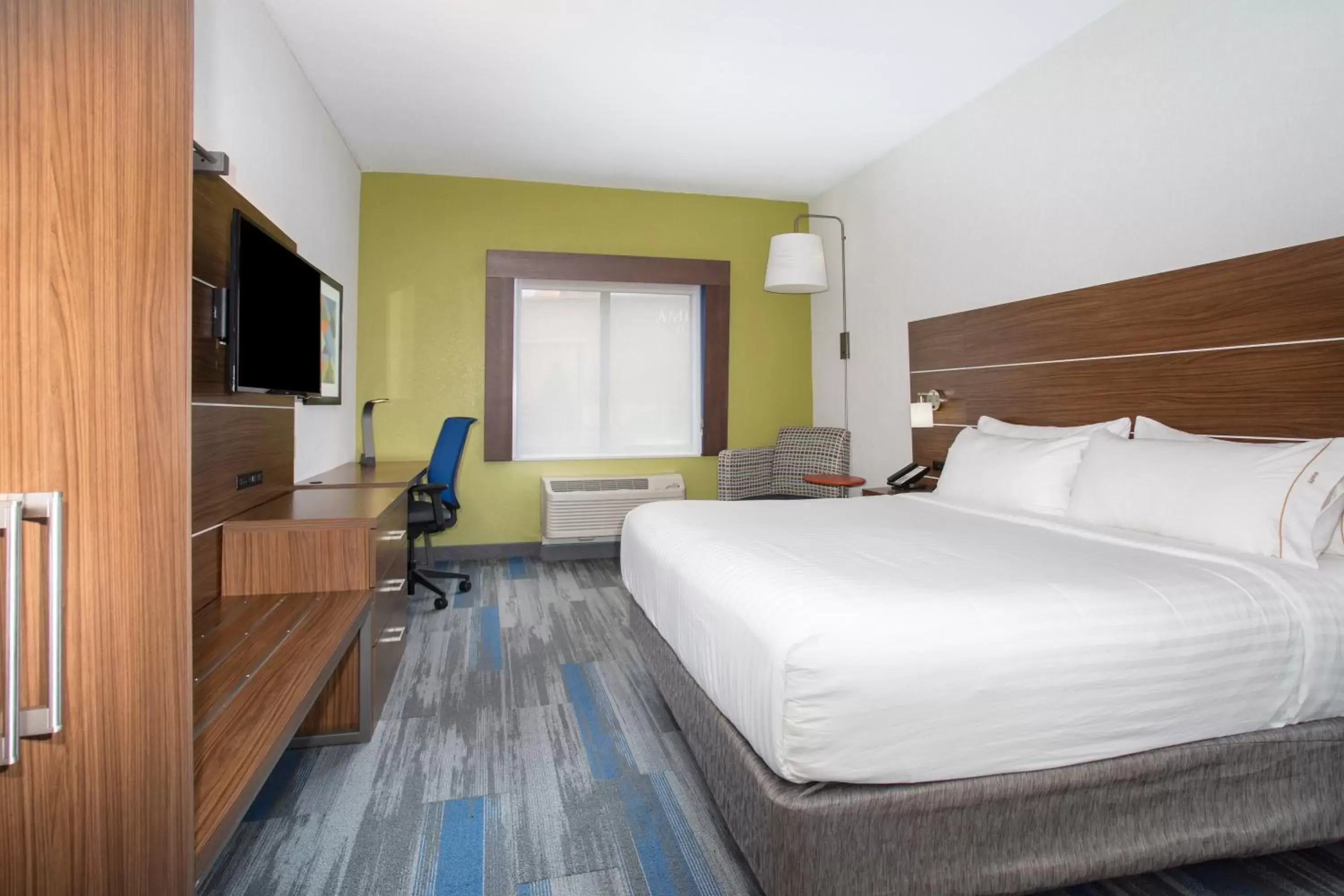 Photo of the whole room, Bed in Holiday Inn Express Kansas City - at the Legends!, an IHG Hotel