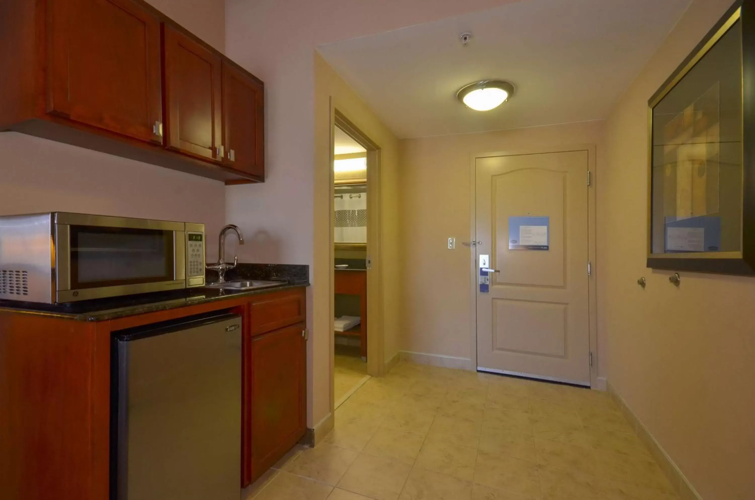 Bed, Kitchen/Kitchenette in Hampton Inn Bryant