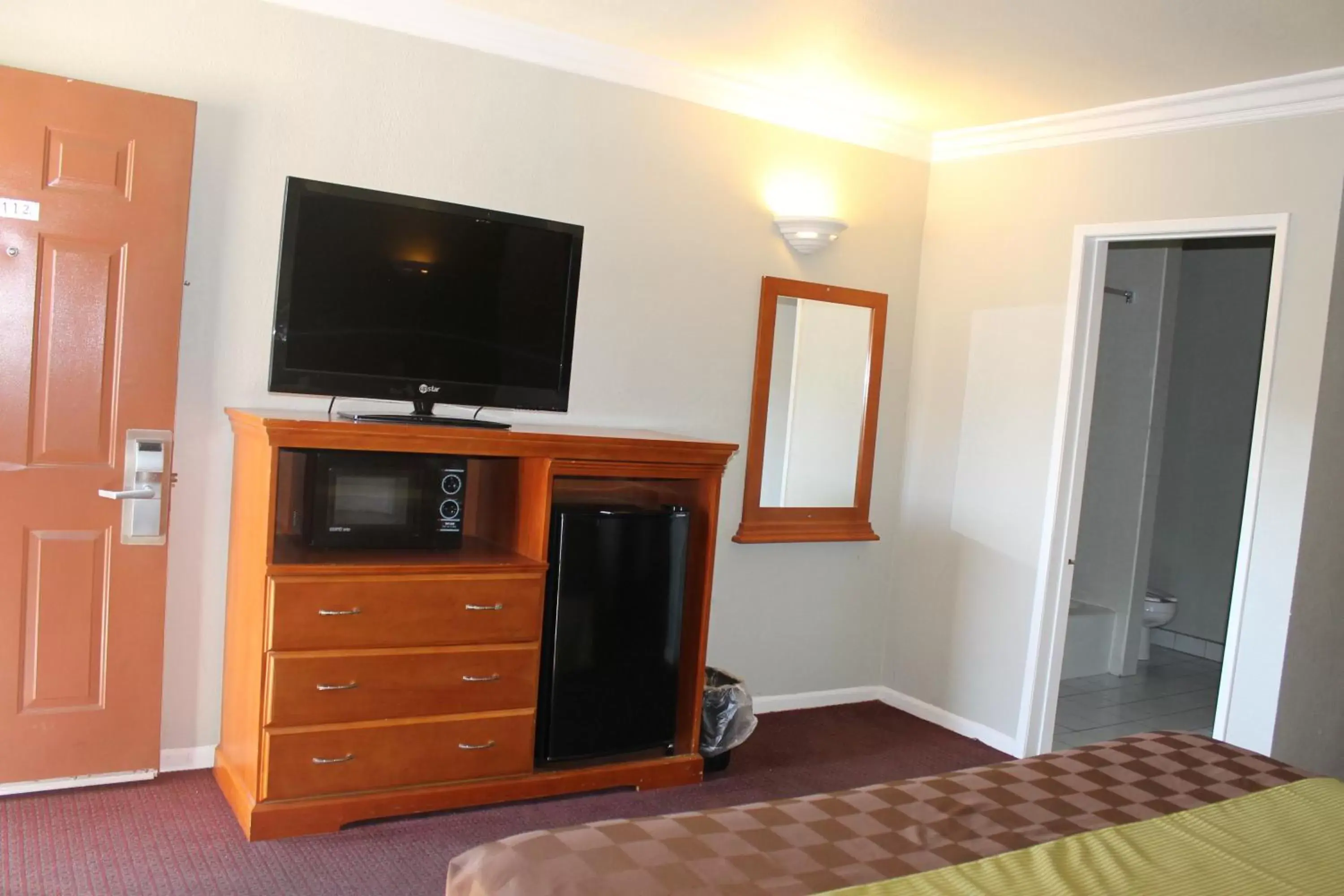 TV and multimedia, TV/Entertainment Center in West Coast Inn Santa Ana