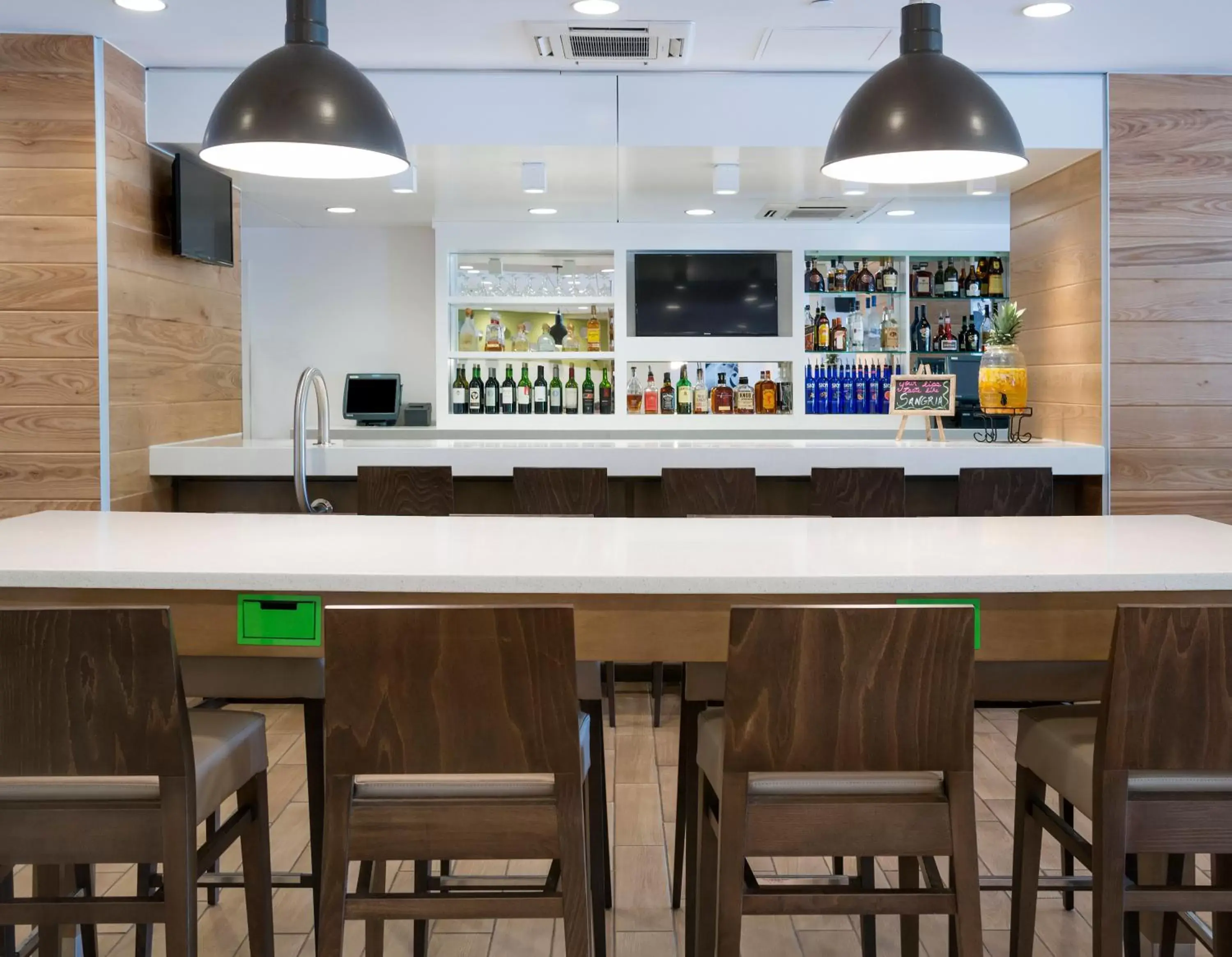 Restaurant/places to eat, Lounge/Bar in Holiday Inn Nashville Vanderbilt, an IHG Hotel