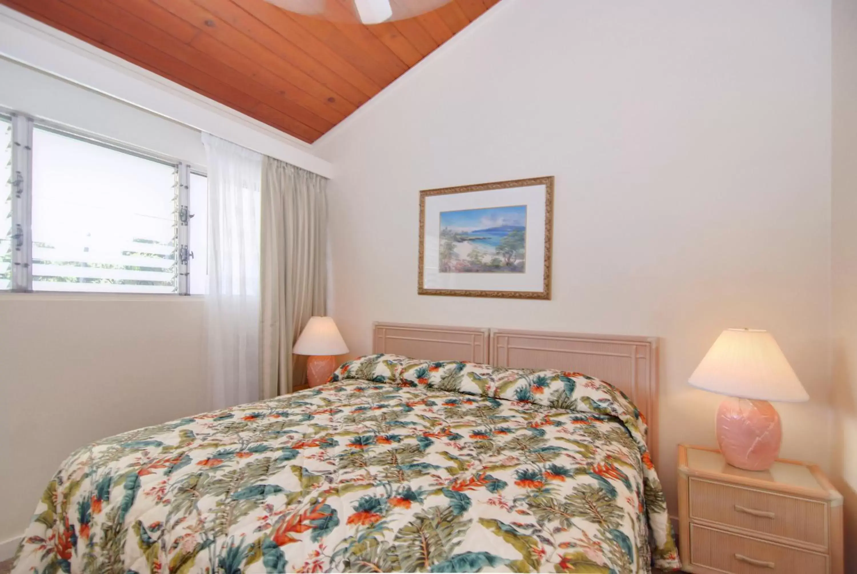 Bedroom, Bed in Napili Sunset Beach Front Resort