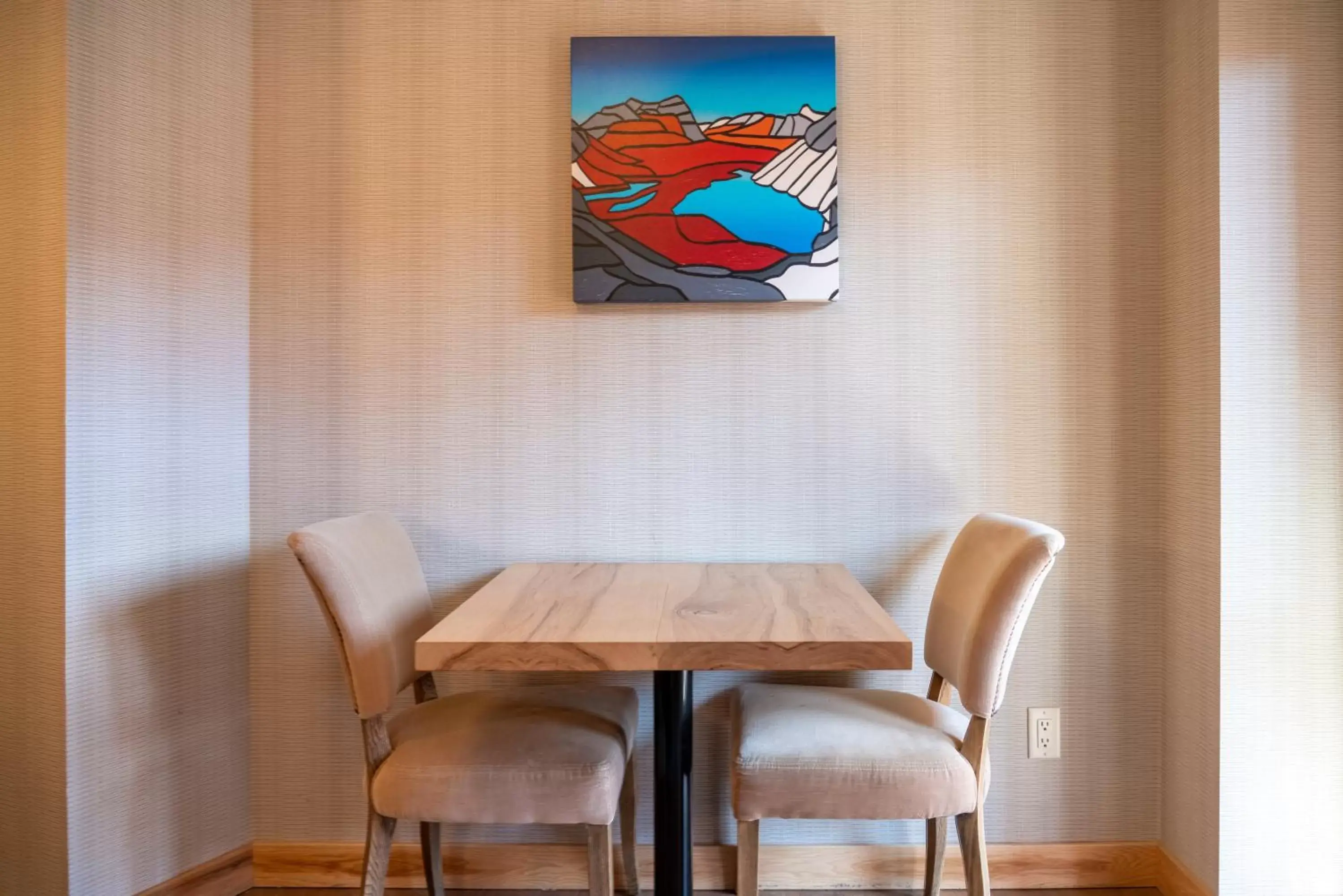 Dining area, TV/Entertainment Center in Moose Hotel and Suites