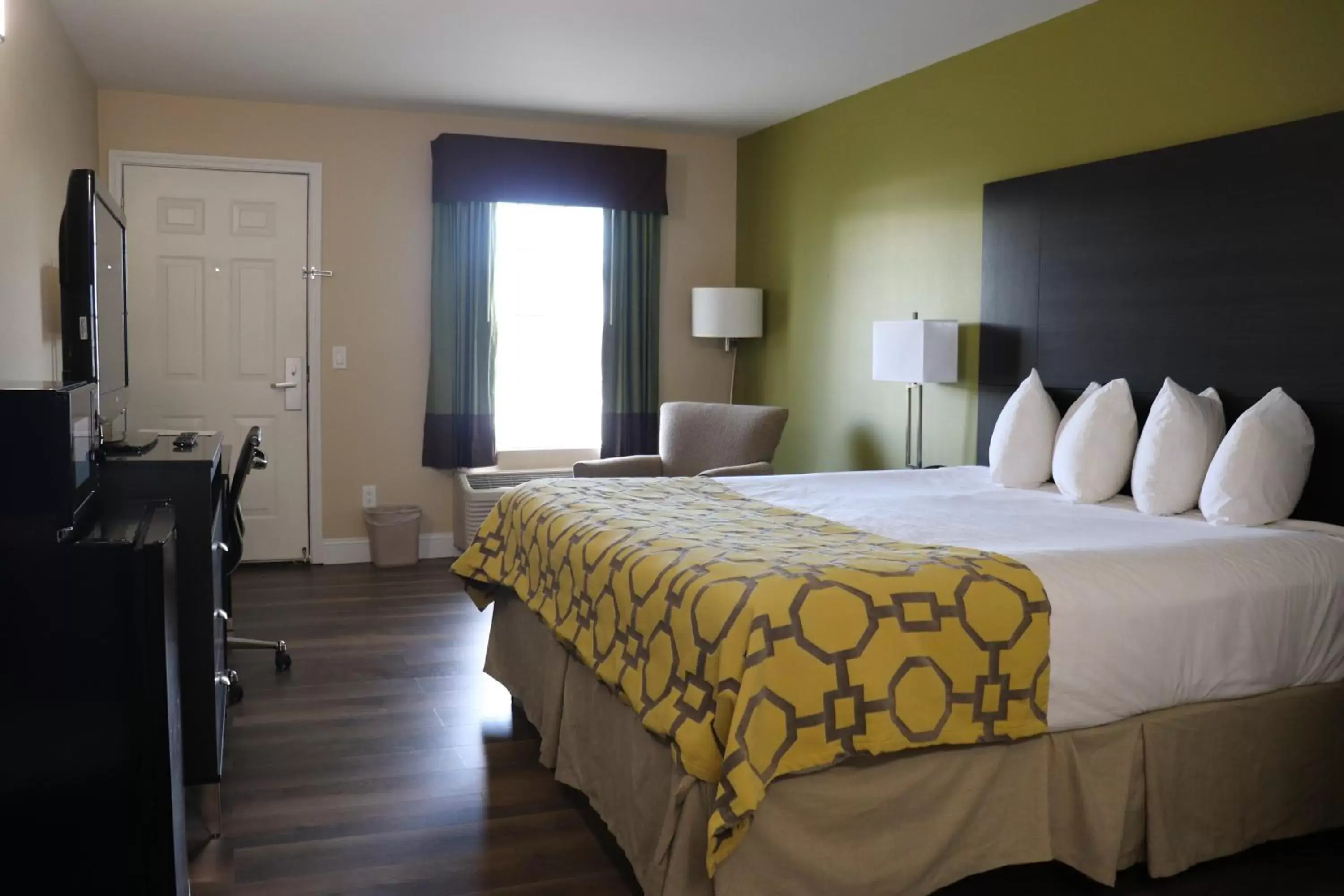 King Room - First Floor/Non-Smoking in Baymont by Wyndham Florence/Muscle Shoals