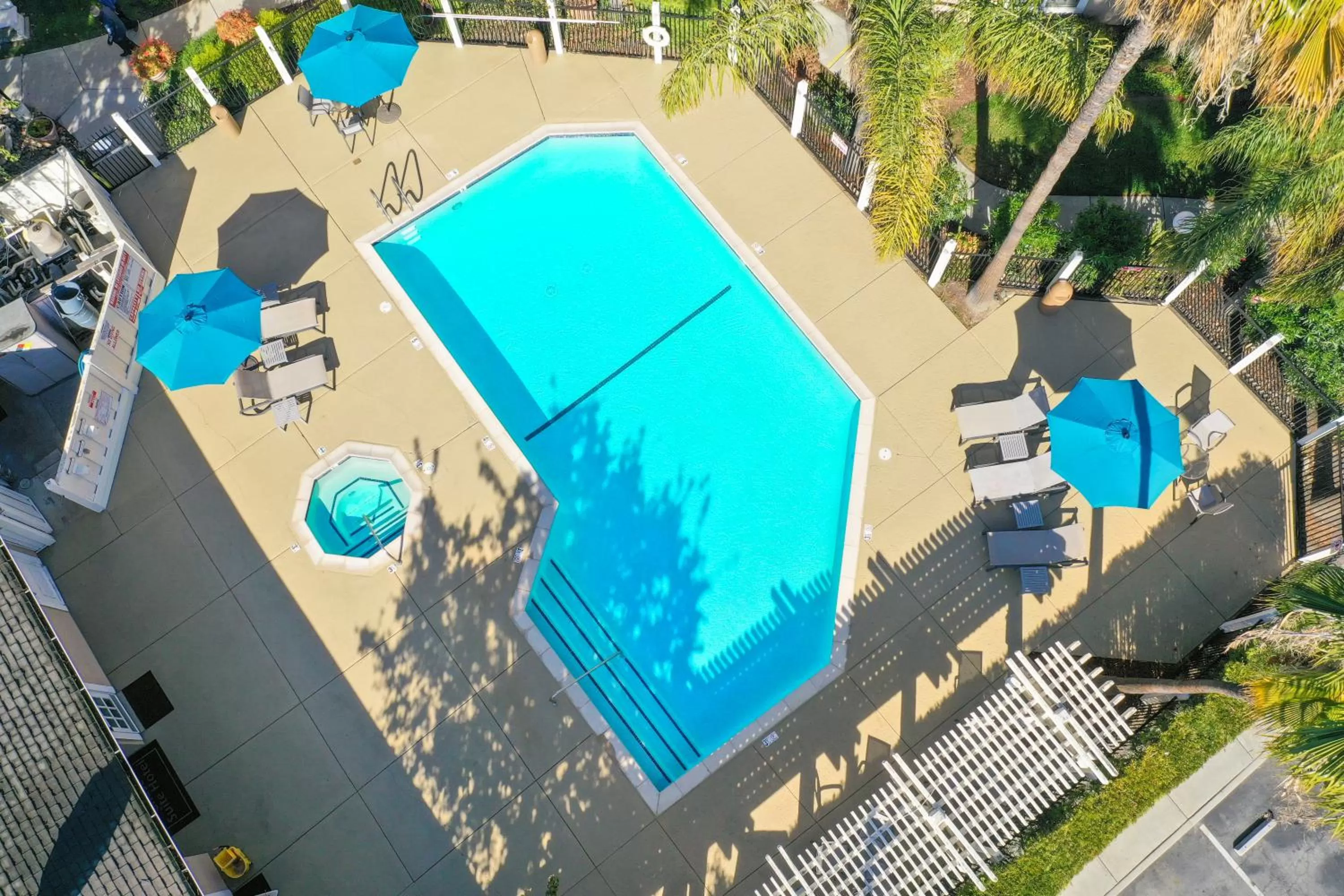 Swimming pool in Chase Suite Hotel Newark Fremont