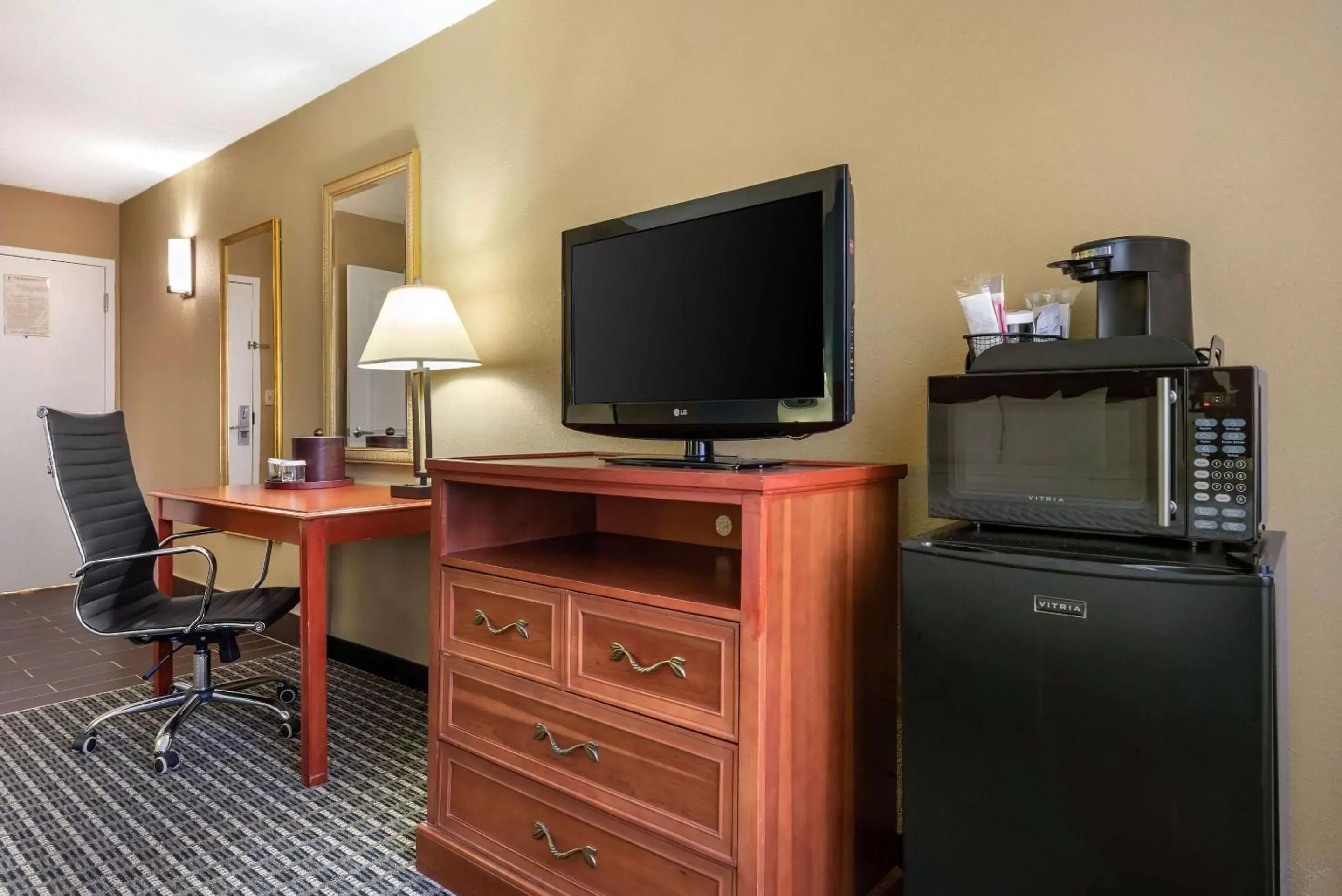 Photo of the whole room, TV/Entertainment Center in Clarion Hotel Lexington