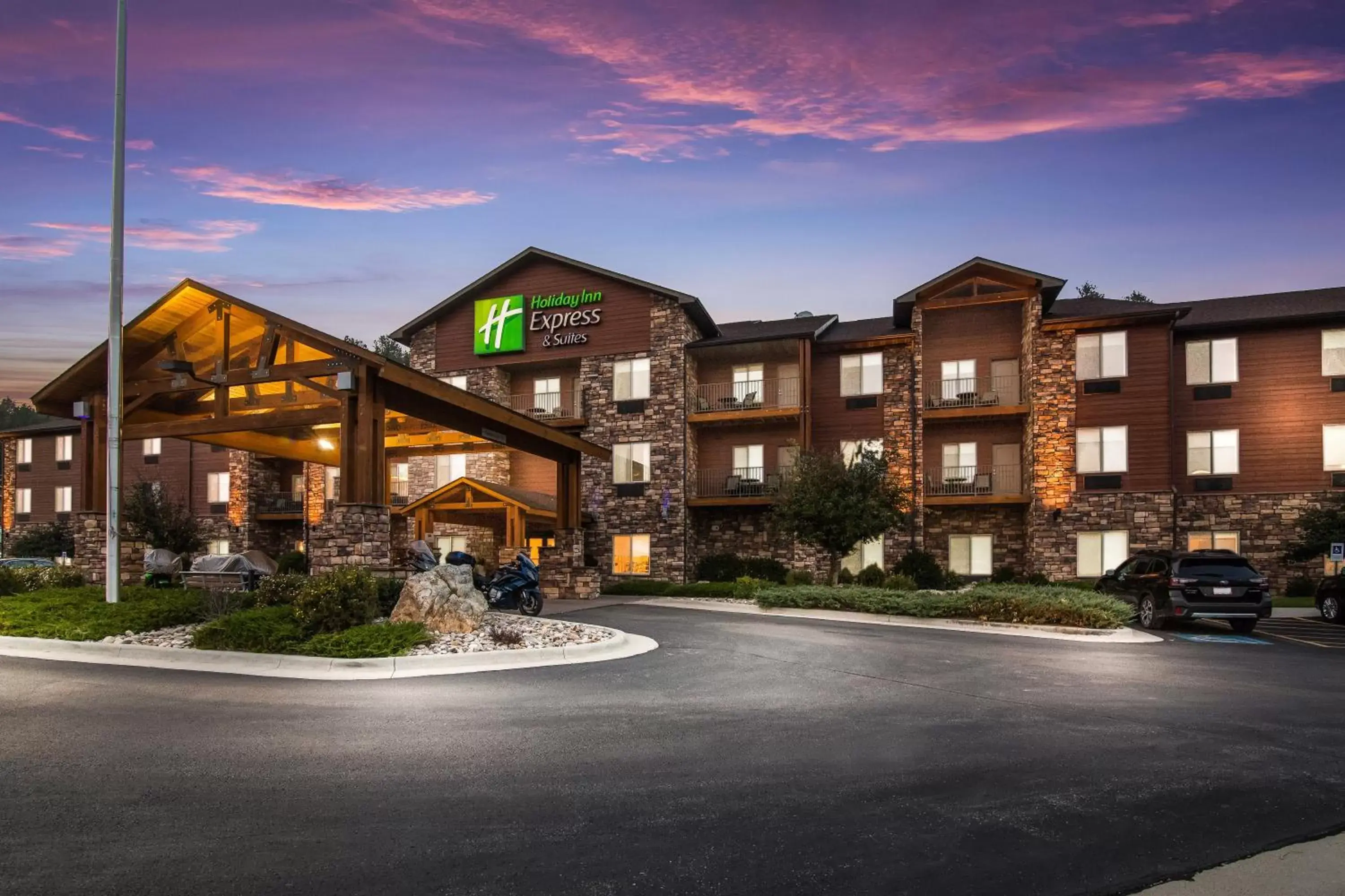 Property Building in Holiday Inn Express & Suites Custer-Mt Rushmore