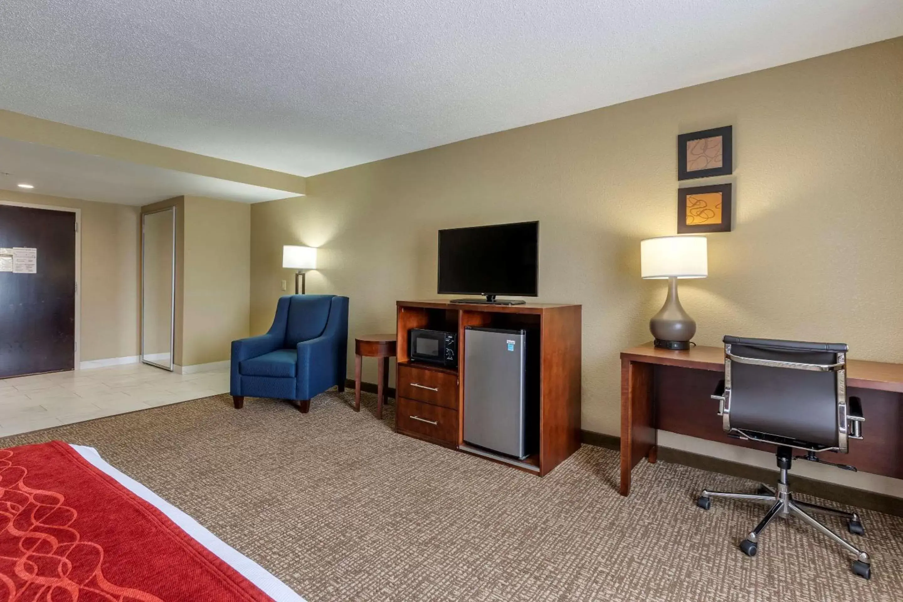 Photo of the whole room, TV/Entertainment Center in Comfort Inn & Suites Mocksville I-40