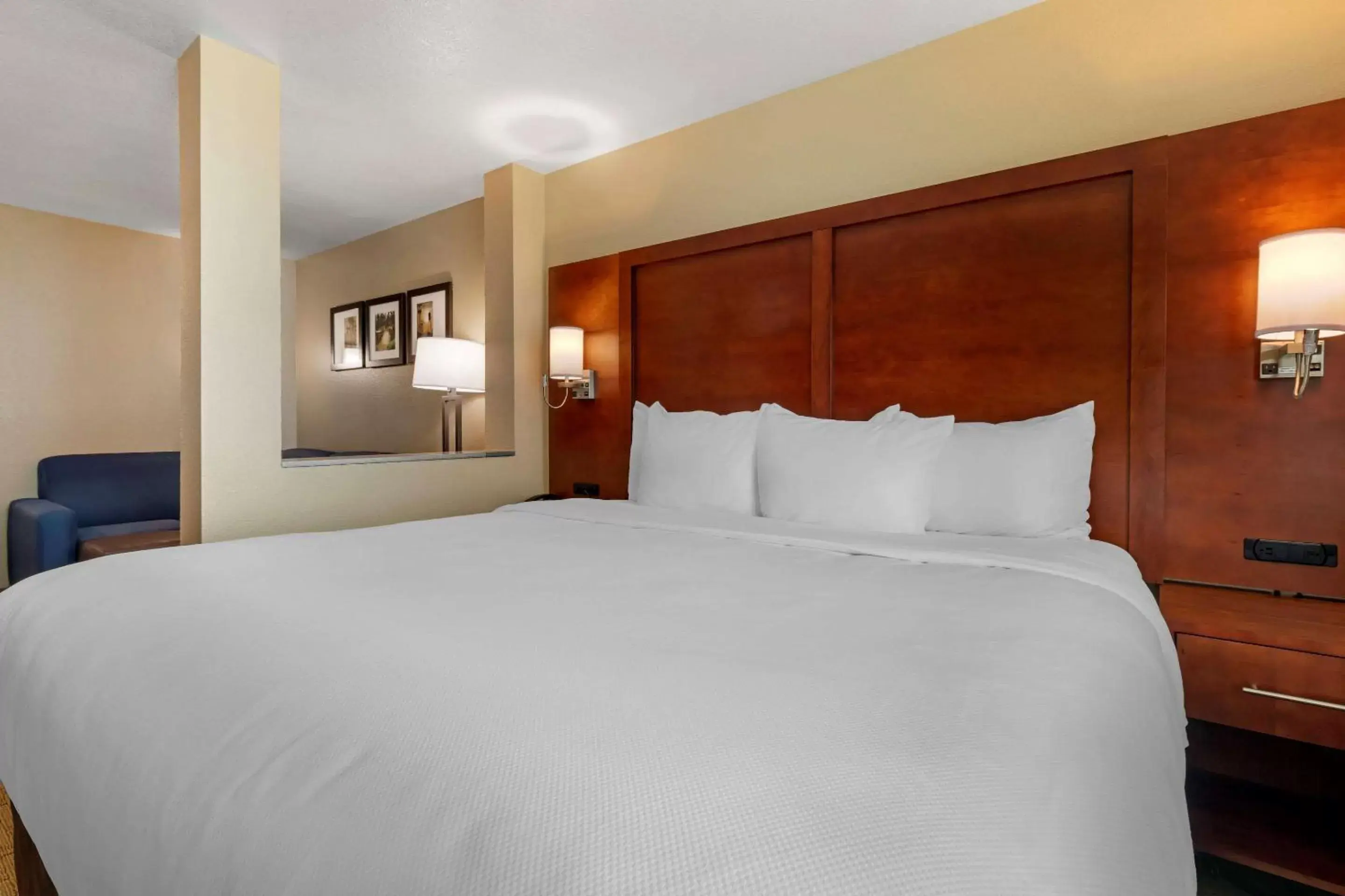 Photo of the whole room, Bed in Comfort Inn & Suites