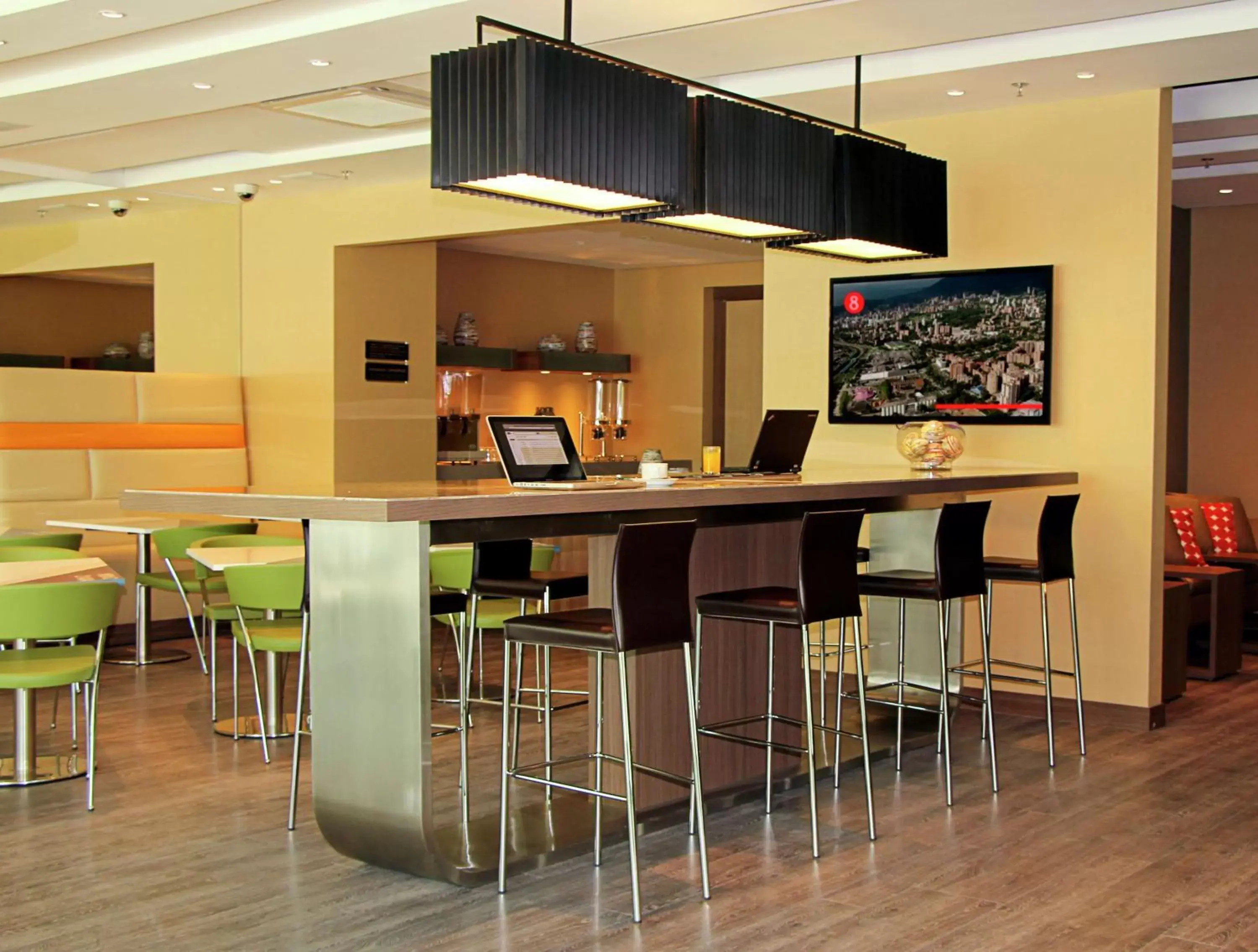 Dining area in Hampton by Hilton Barranquilla