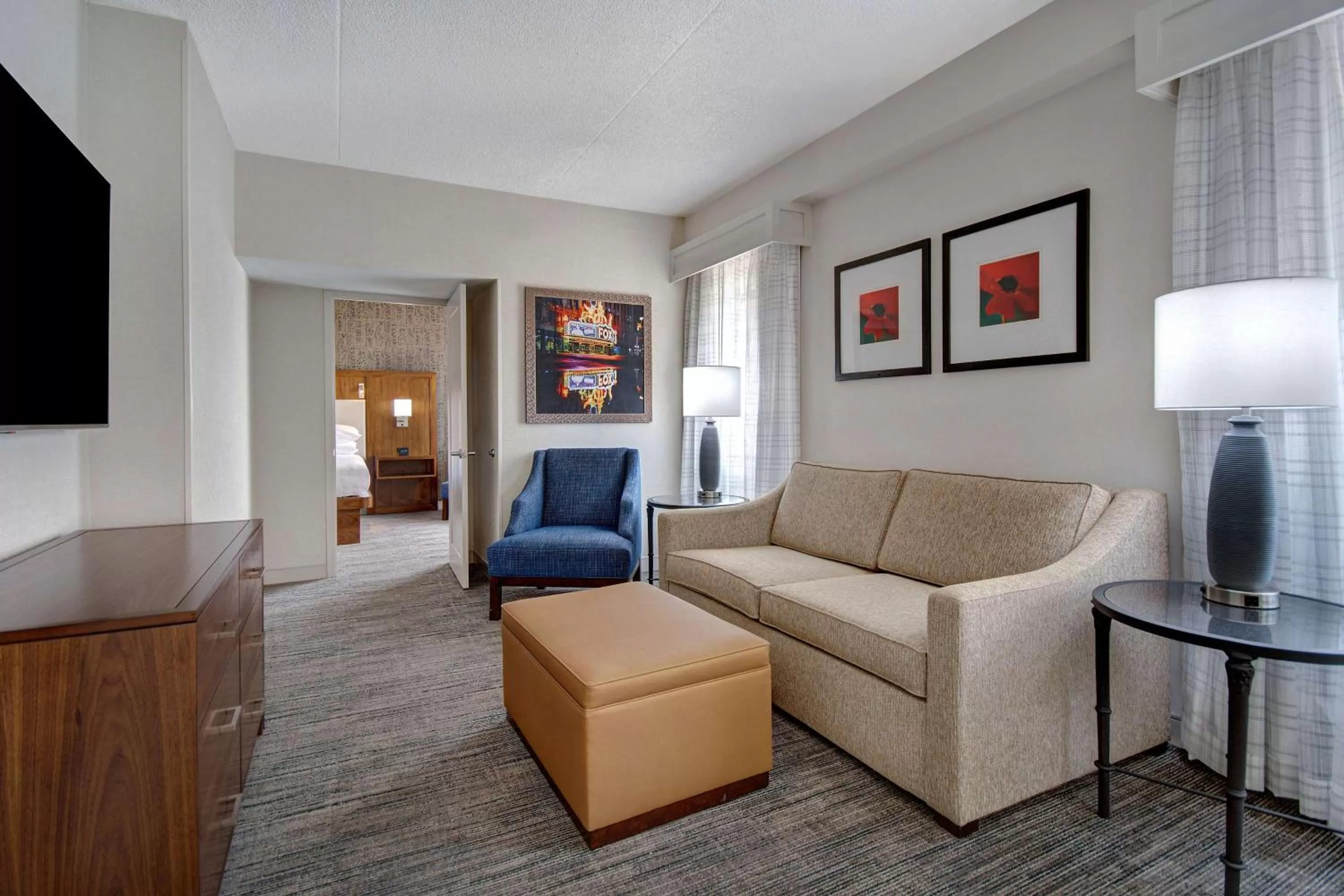 Living room in Embassy Suites by Hilton Detroit Metro Airport