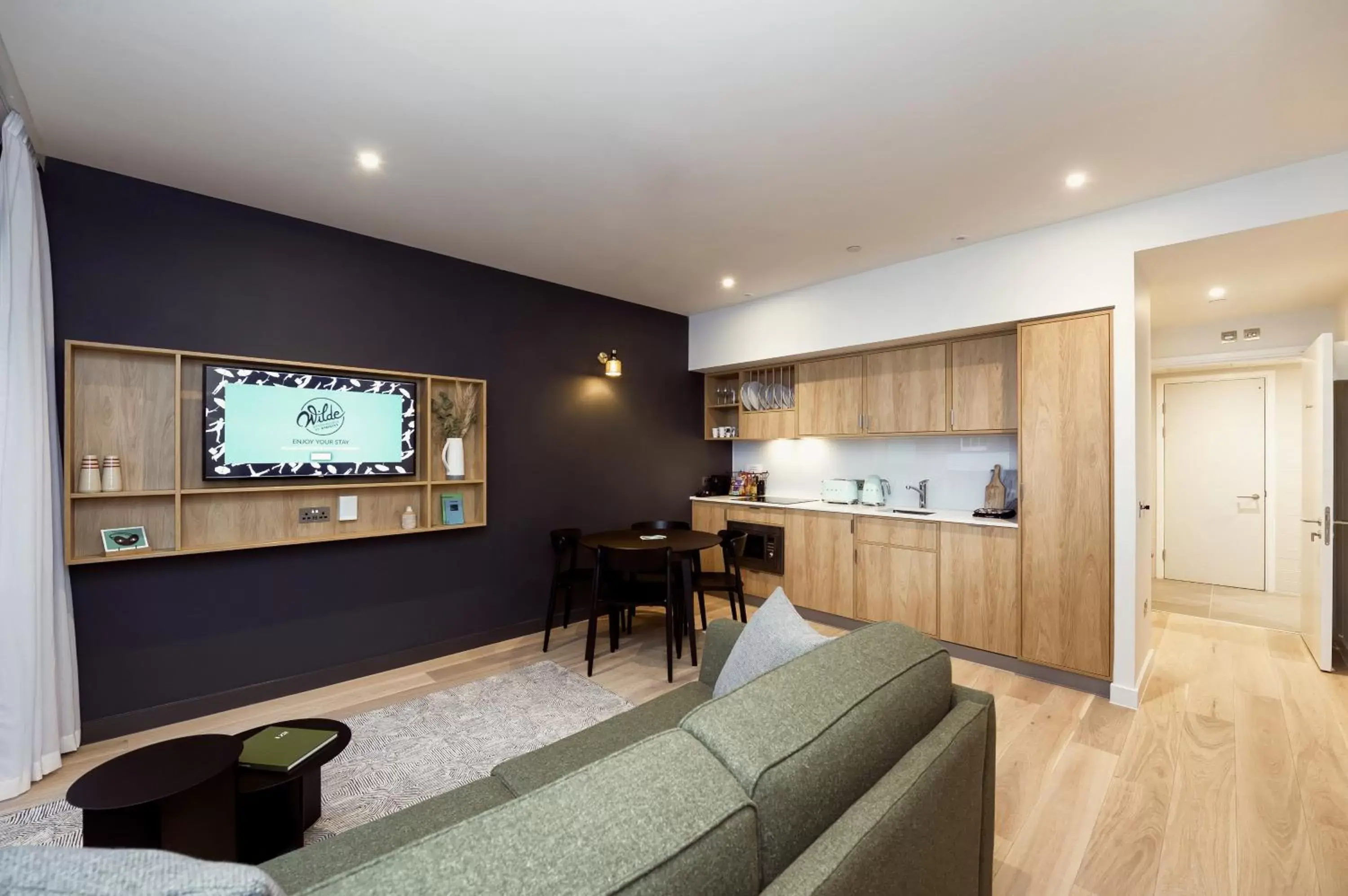 Kitchen or kitchenette, TV/Entertainment Center in Wilde Aparthotels by Staycity Edinburgh Grassmarket