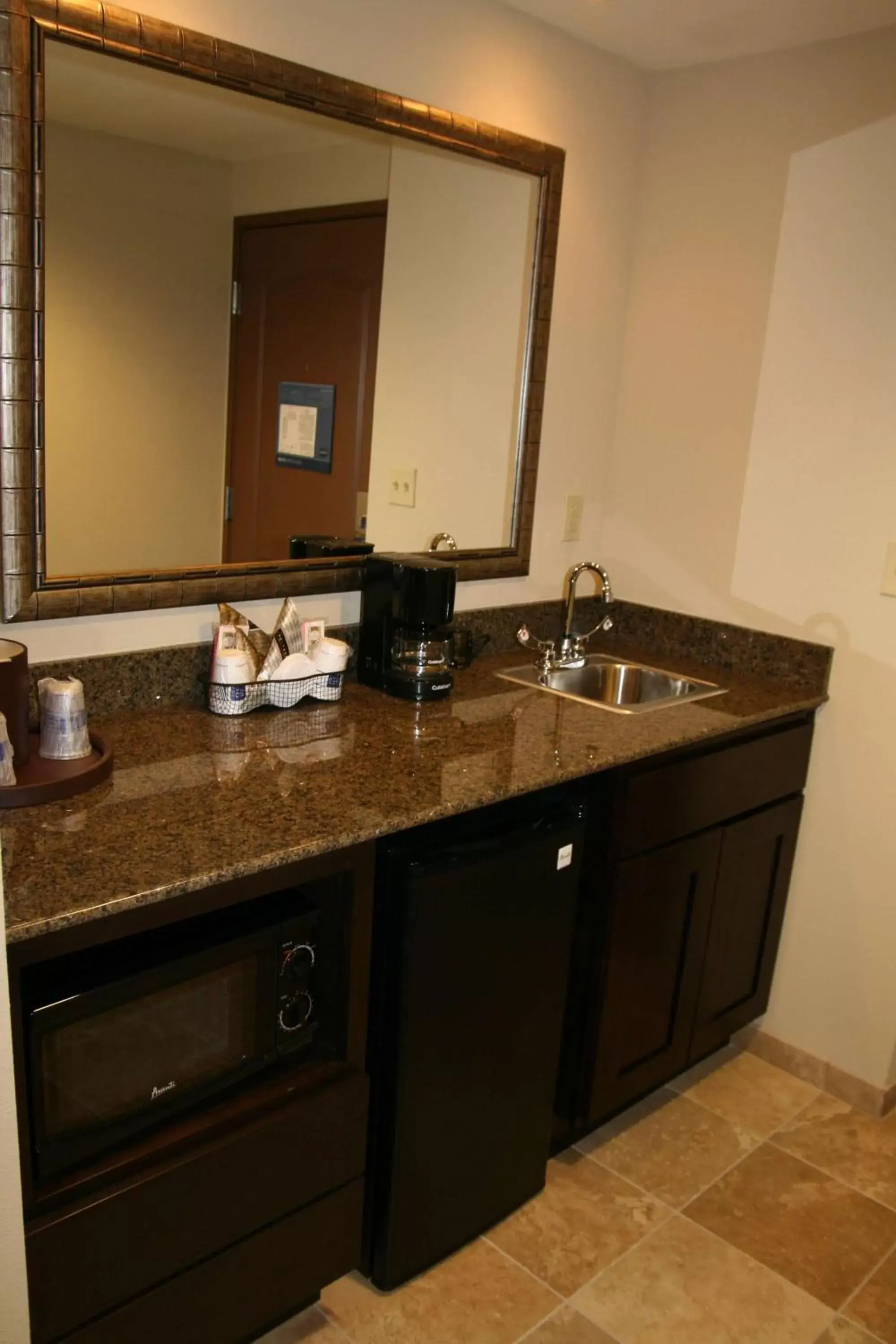 Kitchen or kitchenette, Bathroom in Hampton Inn & Suites Phoenix/Gilbert