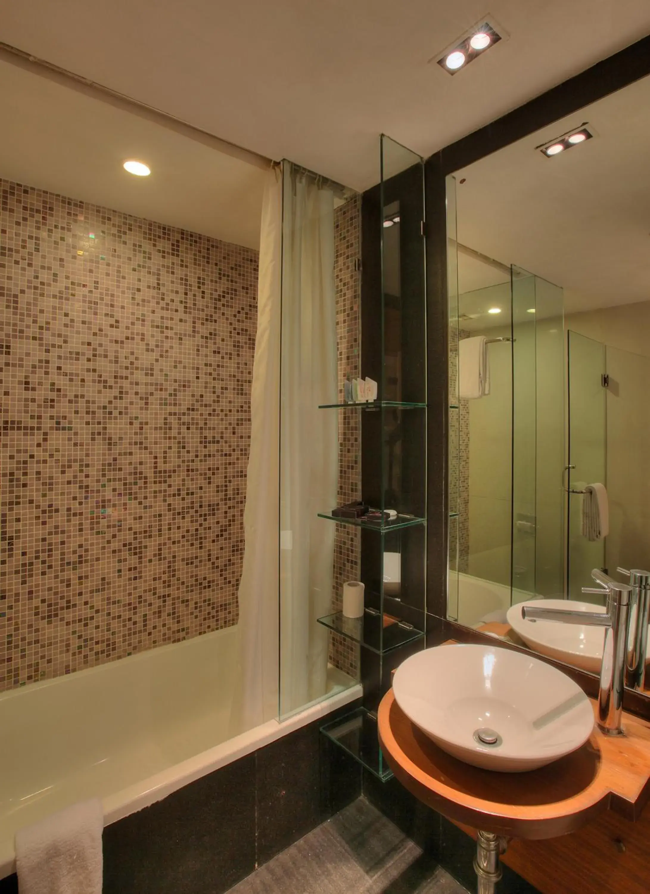 Bathroom in Hotel Parc Estique