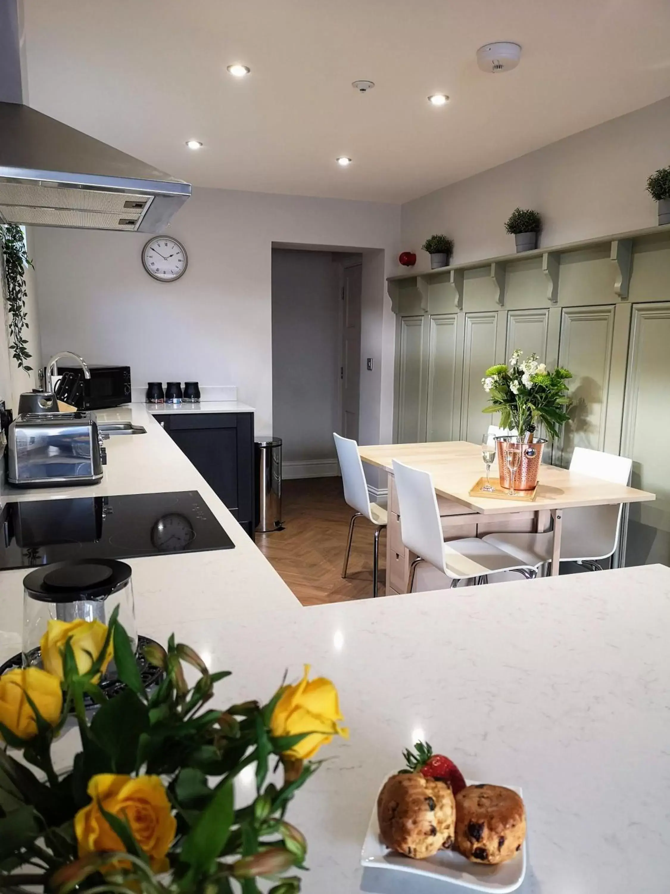 Kitchen or kitchenette, Restaurant/Places to Eat in Goodramgate Apartments