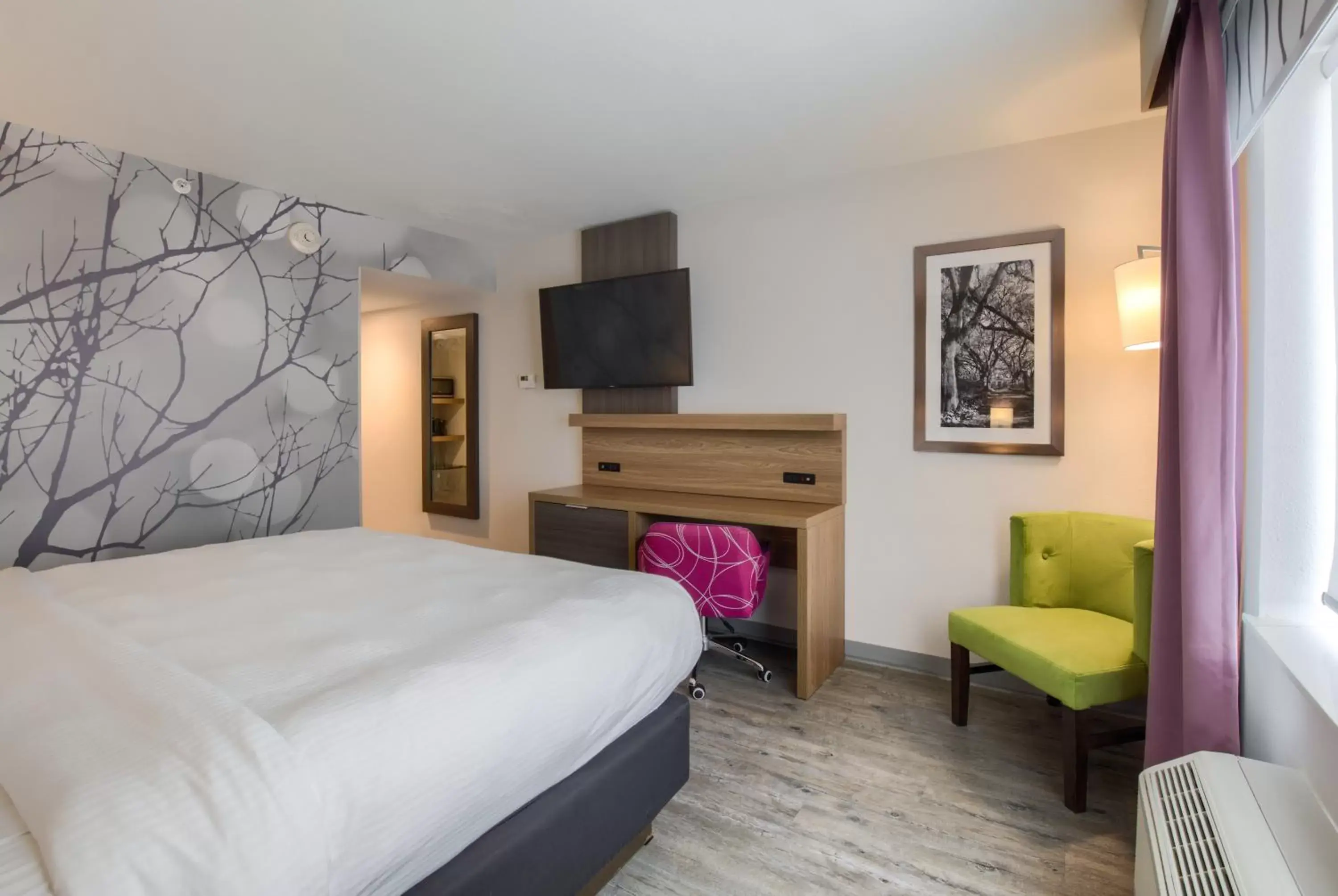 TV and multimedia, Bed in La Quinta by Wyndham Mobile TV and multimedia, Bed in La Quinta by Wyndham Mobile