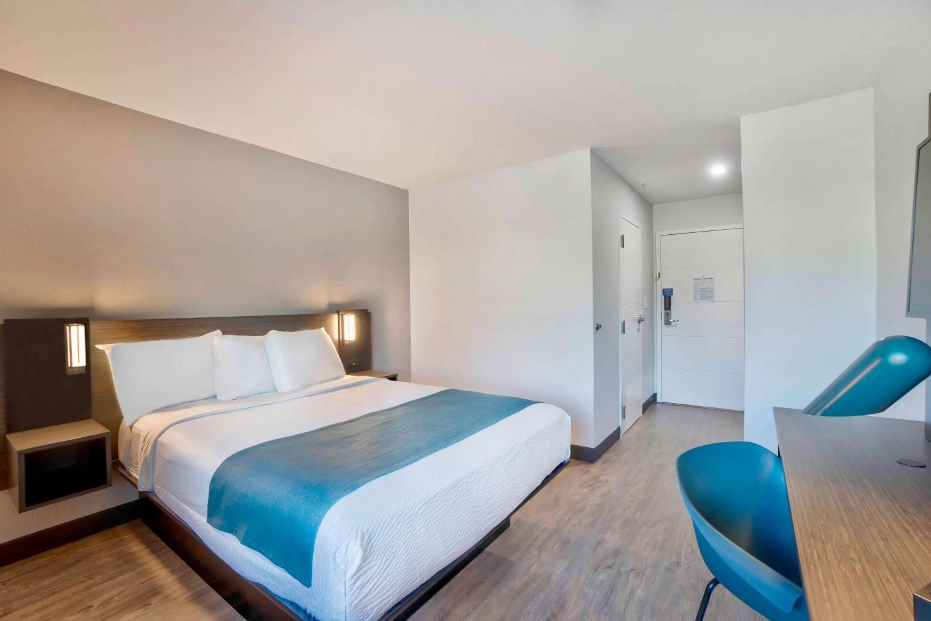 Bedroom, Bed in Motel 6-Fort Lauderdale, FL