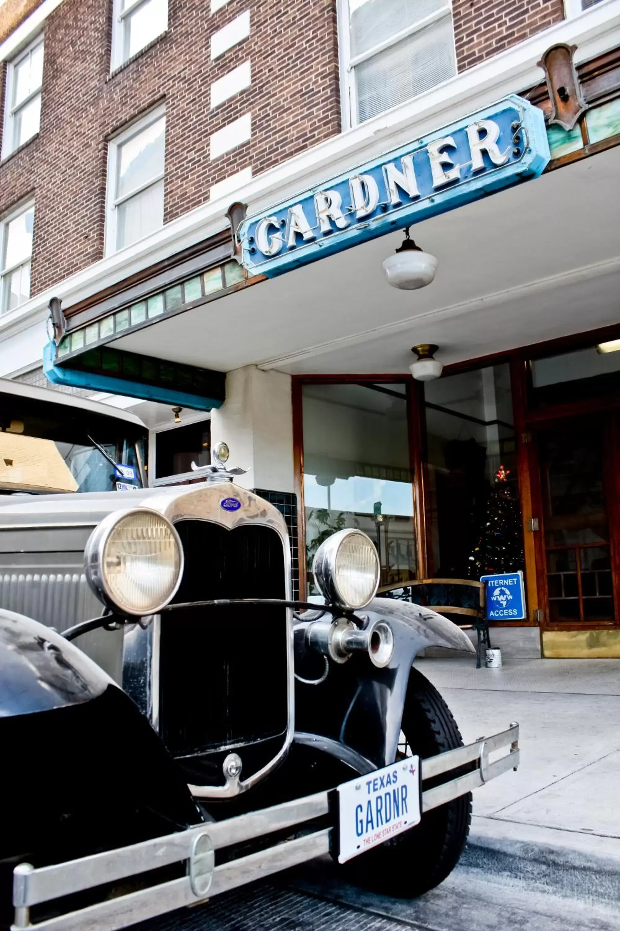 Facade/entrance in Gardner Hotel